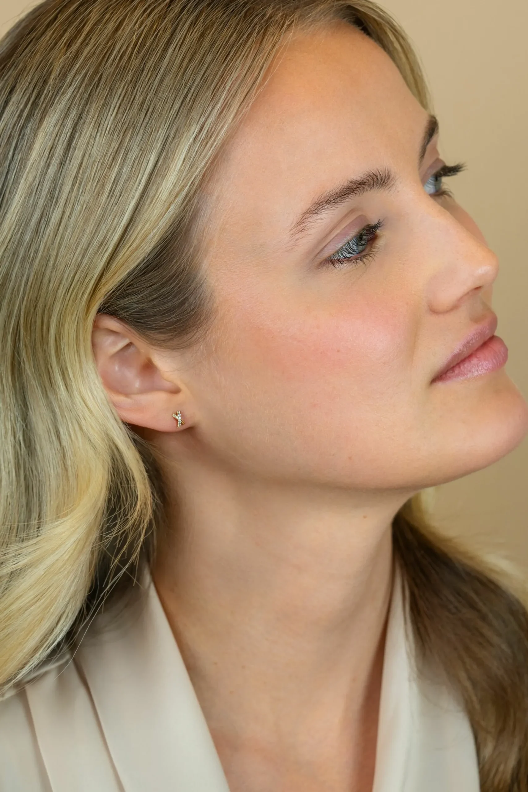 6mm ZINZI Gold 14 krt gouden oorstekers met X-vorm, bezet met witte zirkonia's ZGO549