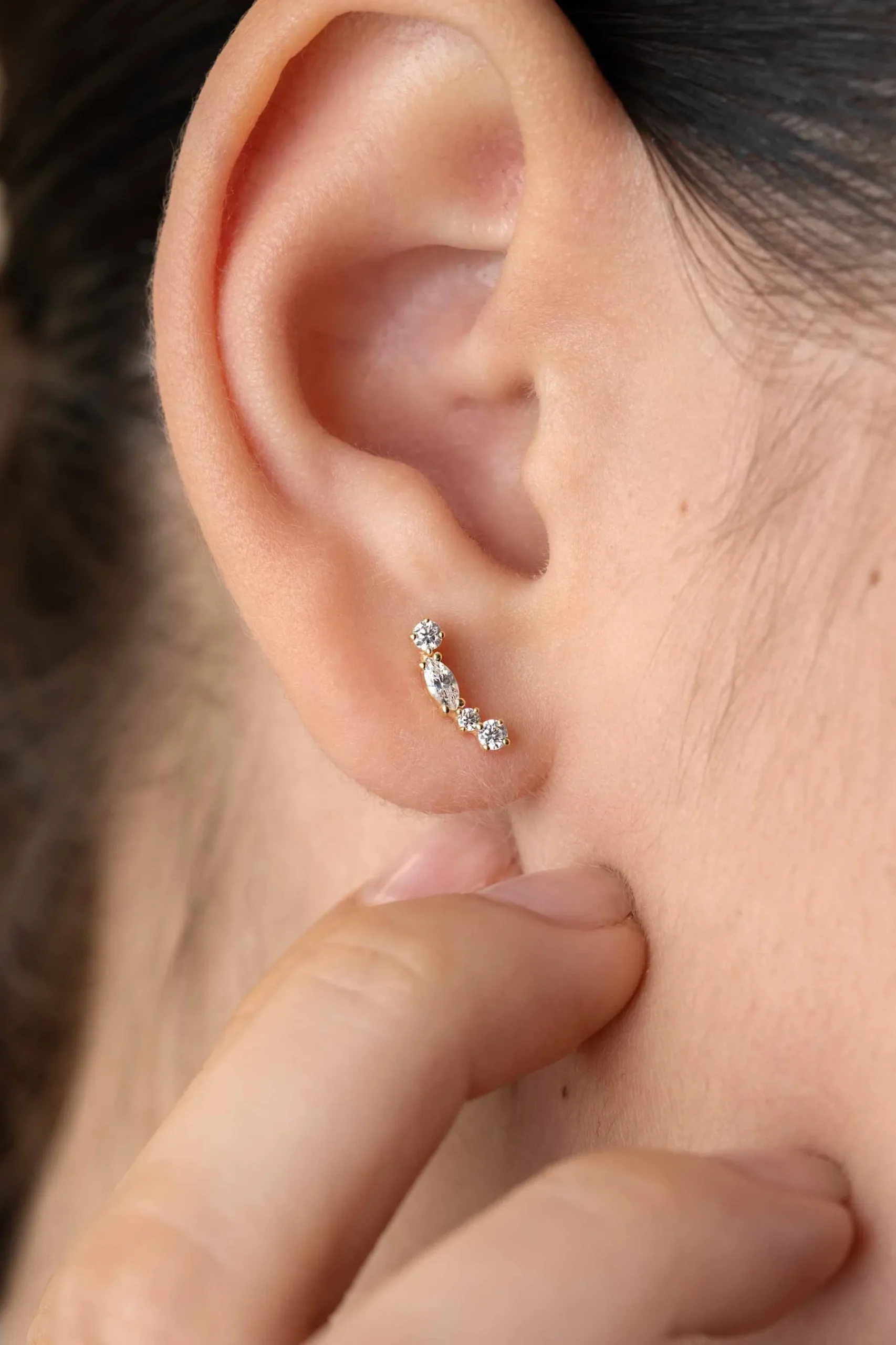 10mm ZINZI Gold 14 krt gouden fantasie oorstekers bezet met vierkante en peervormige witte zirconia's ZGO464