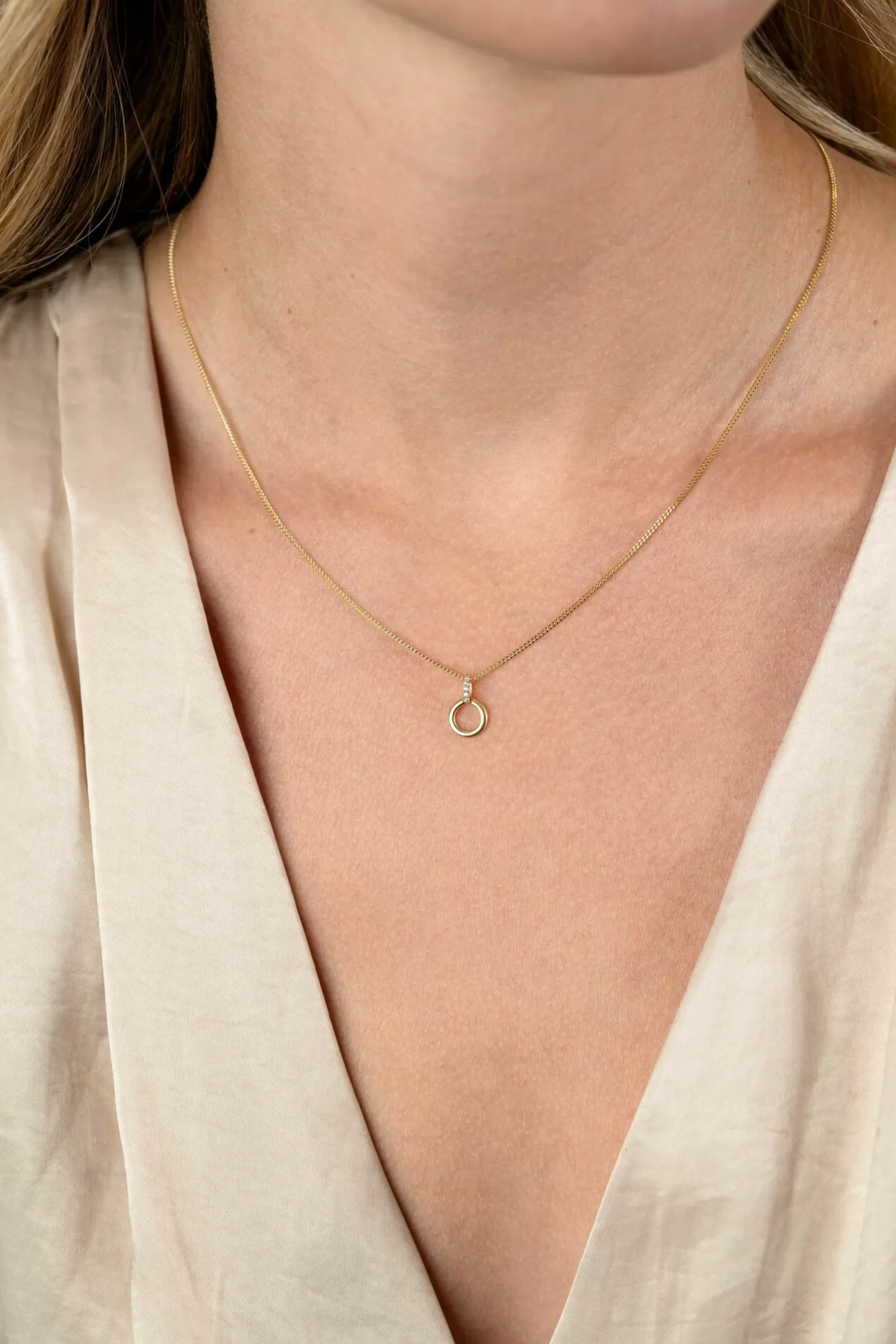 12mm ZINZI Gold 14 krt gouden ronde hanger met luxe opvallend hangoog, bezet met witte zirkonia's ZGH512 (zonder collier)