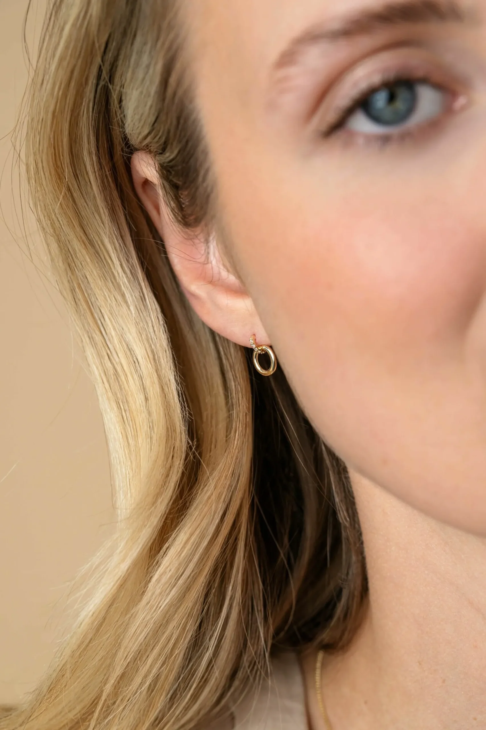 11mm ZINZI Gold 14 krt gouden ronde oorknoppen waarbij de top bezet is met witte zirkonia's ZGO512