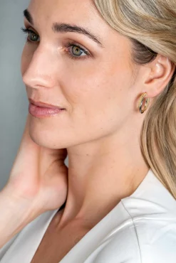 19mm ZINZI Gold 14 krt gouden bicolor oorringen waarbij sierlijk twee buizen over elkaar lopen. Voor een mooie multi-look uitstraling. ZGO336