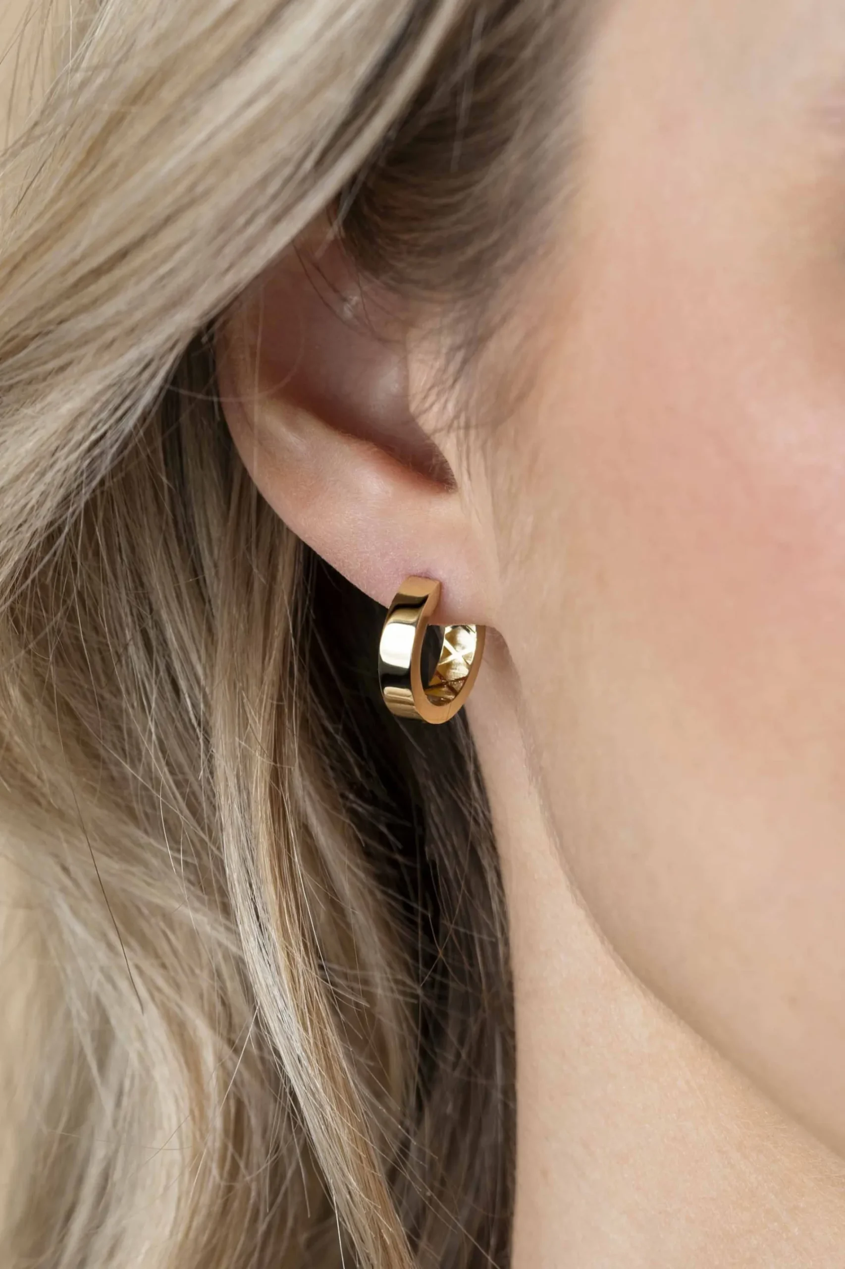 15mm ZINZI Gold 14 krt gouden oorringen brede vierkante buis 3,7mm met luxe klapsluiting ZGO439