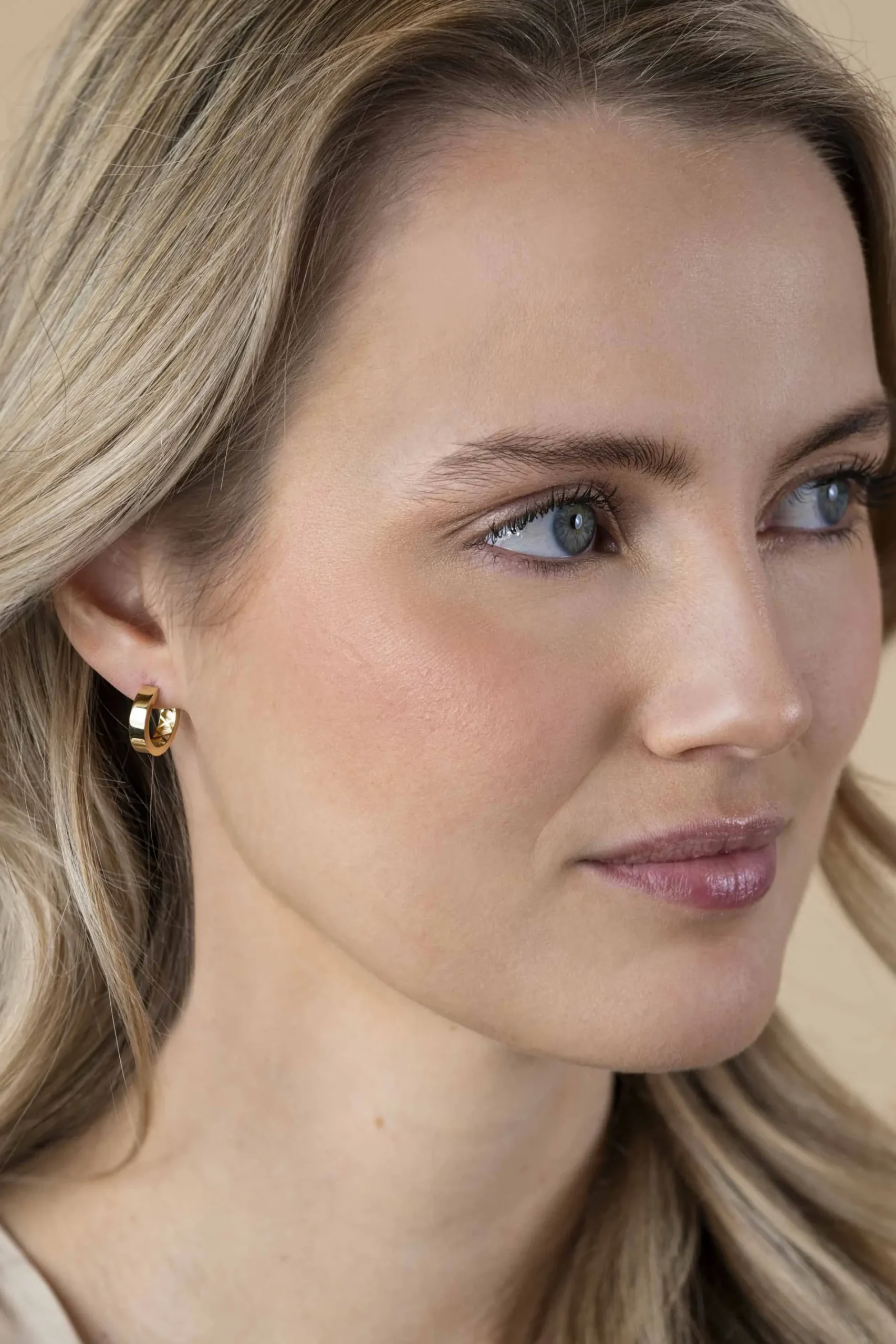 15mm ZINZI Gold 14 krt gouden oorringen brede vierkante buis 3,7mm met luxe klapsluiting ZGO439