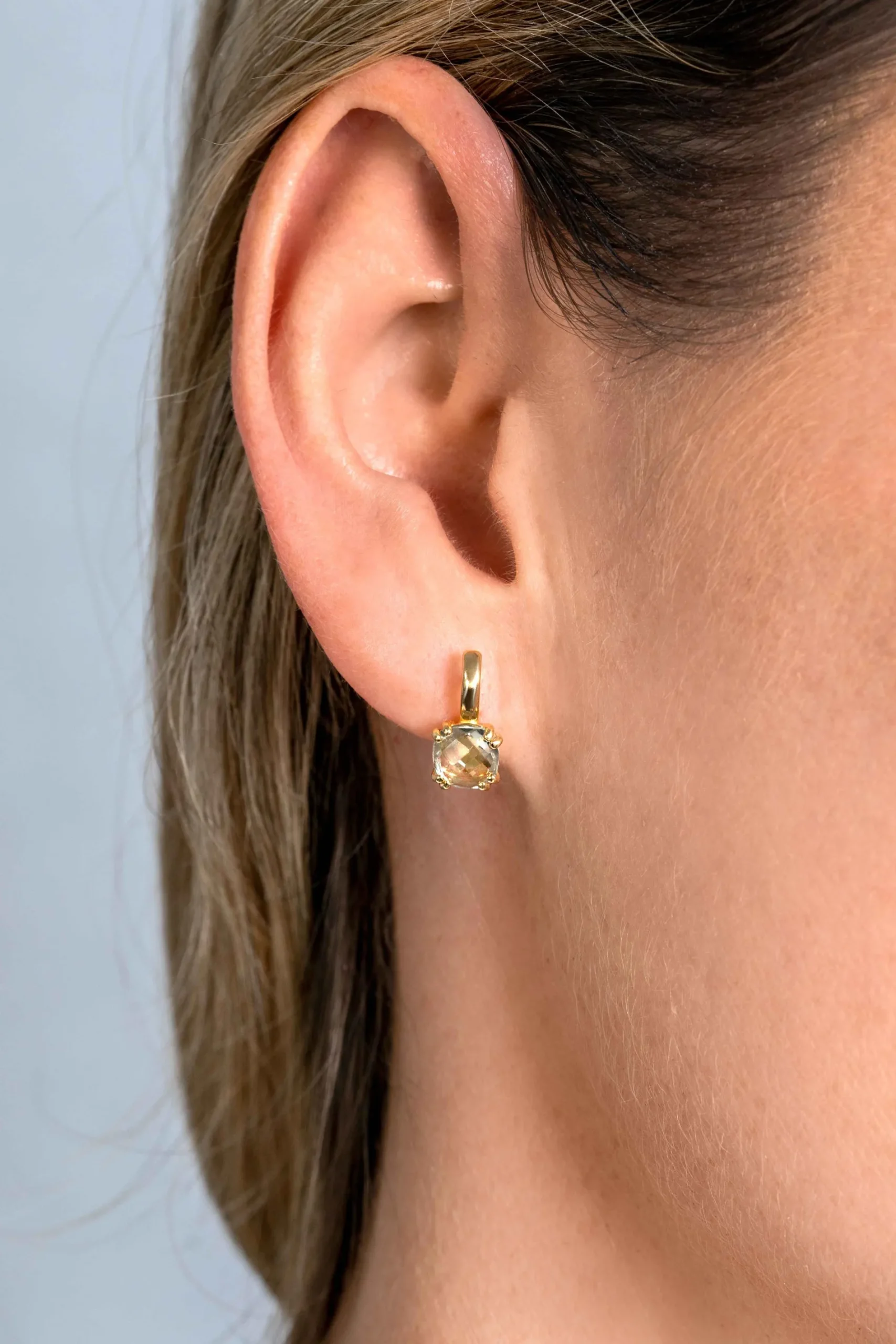 12mm ZINZI Gold 14 krt gouden oorsieraden 12mm met vierkante kleursteen in 6,5mm bezet met lichtgroen amethist ZGO376