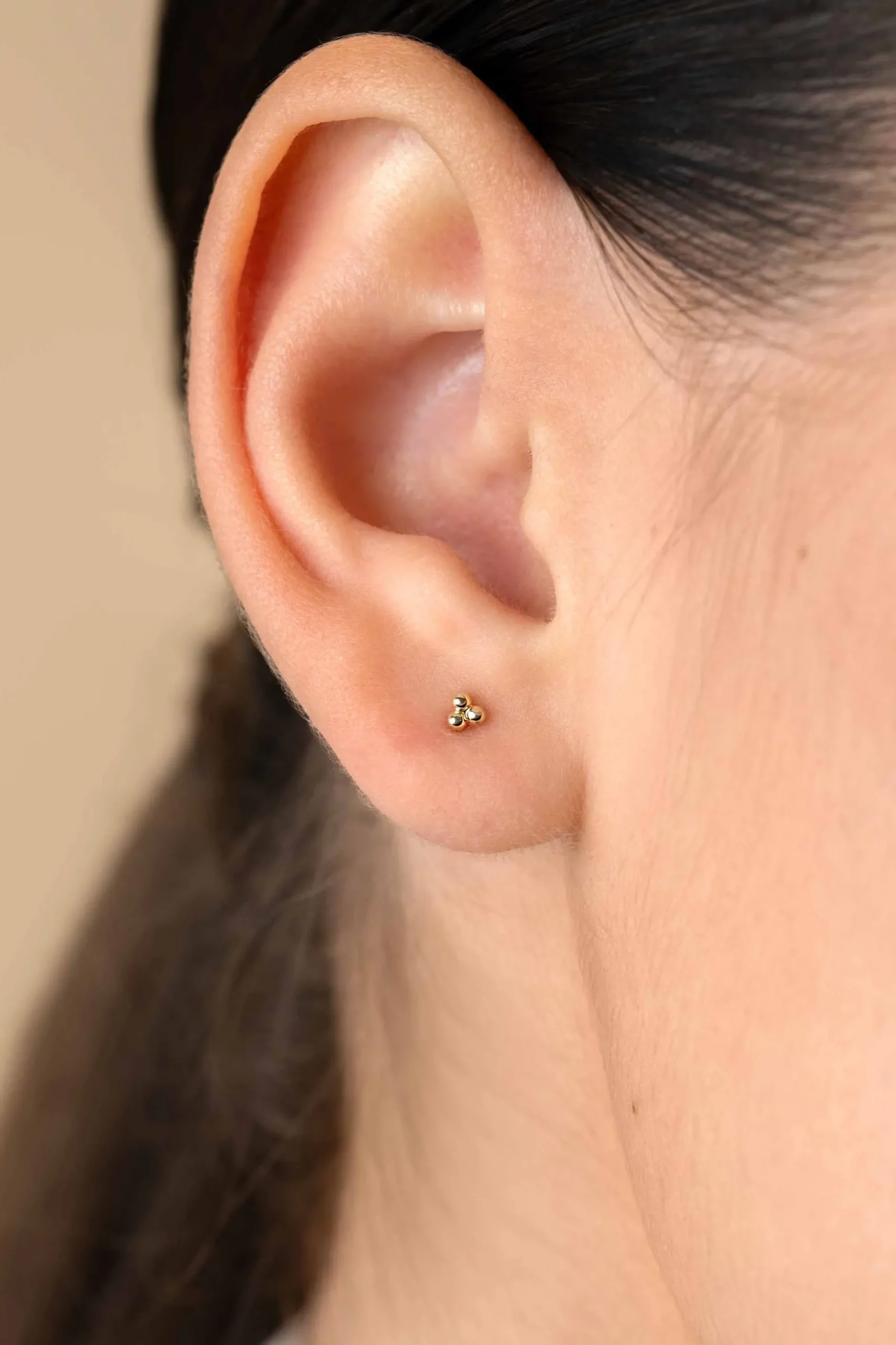 3mm ZINZI Gold 14 krt gouden oorknopjes drie gladde bolletjes in een driehoek ZGO476