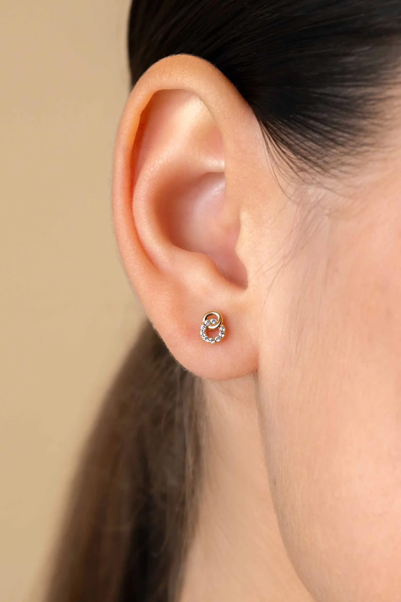 6,5mm ZINZI Gold 14 krt gouden oorstekers verbonden open rondjes, glad en bezet met witte zirconia's ZGO471