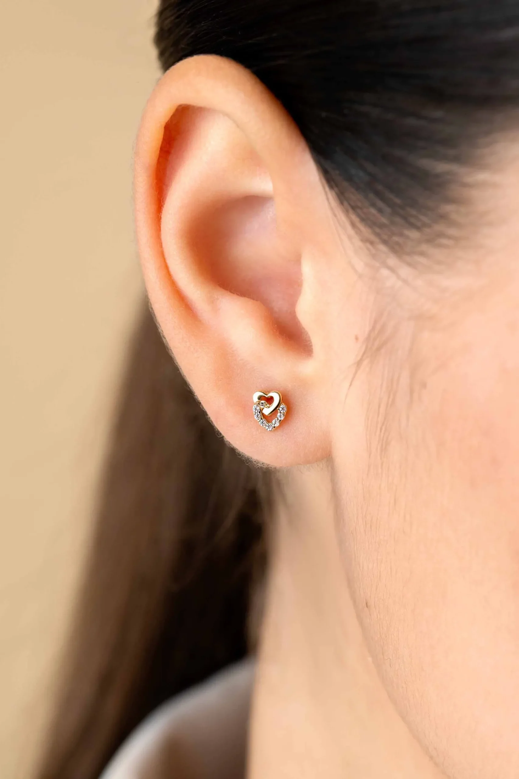 6mm ZINZI Gold 14 krt gouden oorstekers verbonden open hartjes, glad en bezet met witte zirconia's ZGO472