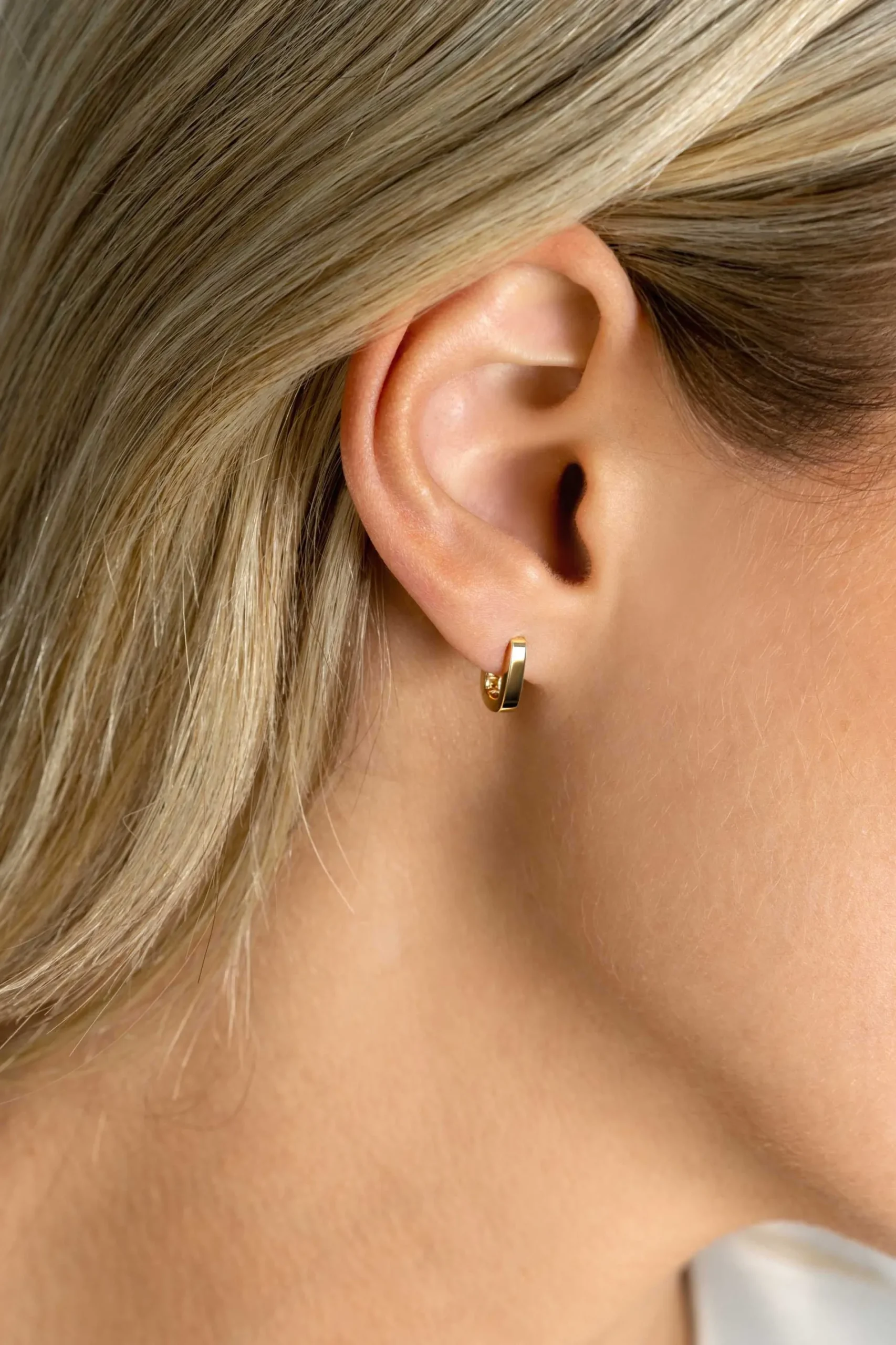 10mm ZINZI Gold 14 krt gouden rechthoekige oorringen met luxe klapsluiting 10mm x 2mm vierkante buis ZGO408