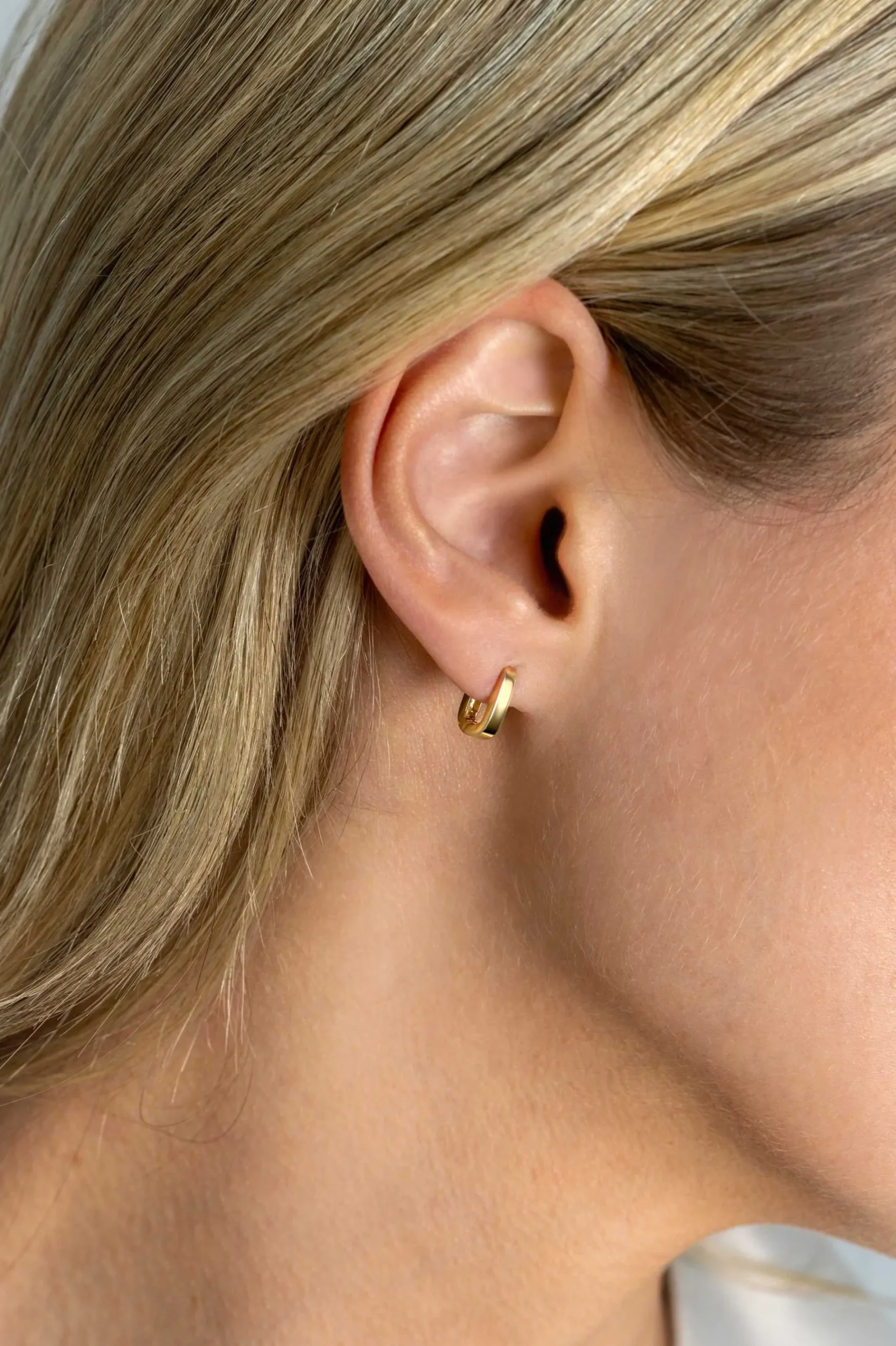 10mm ZINZI Gold 14 krt gouden rechthoekige oorringen met luxe klapsluiting 10mm x 2mm vierkante buis ZGO408