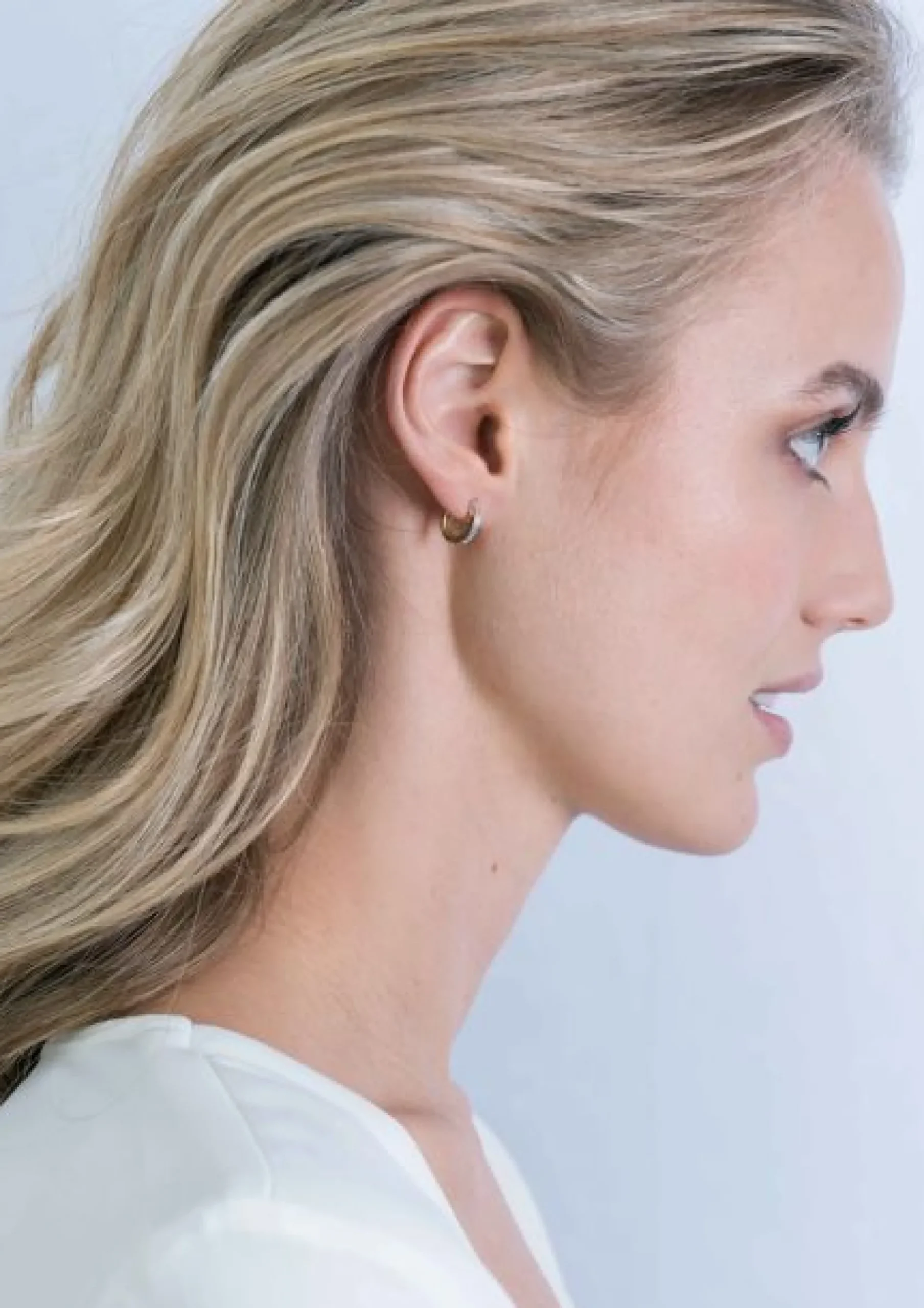 11mm ZINZI Gold 14 krt gouden oorringen bezet met witte zirconia's met luxe klapsluiting 11mm x 2,1mm vierkante buis ZGO427Z