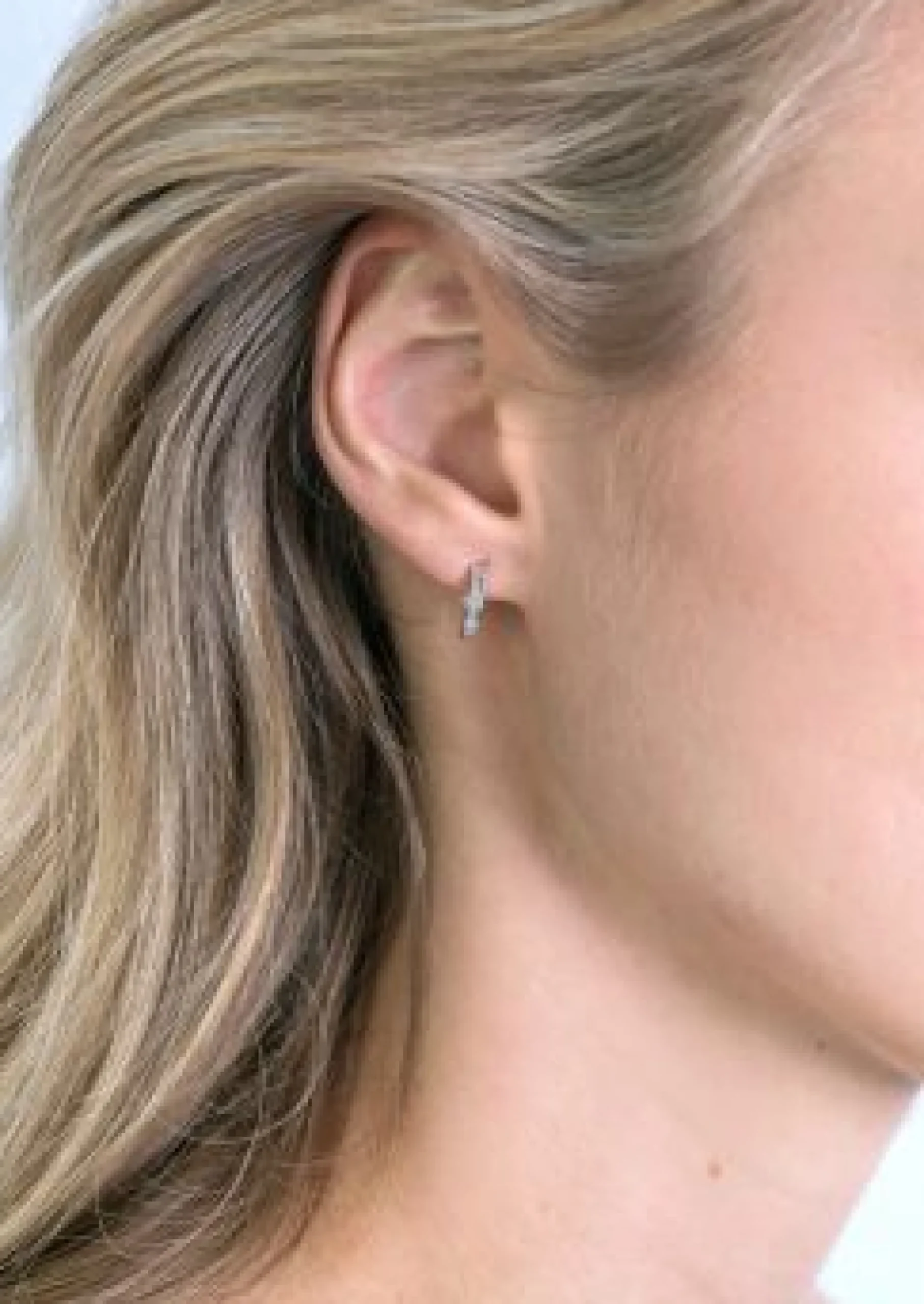 11mm ZINZI Gold 14 krt gouden oorringen bezet met witte zirconia's met luxe klapsluiting 11mm x 2,1mm vierkante buis ZGO427Z