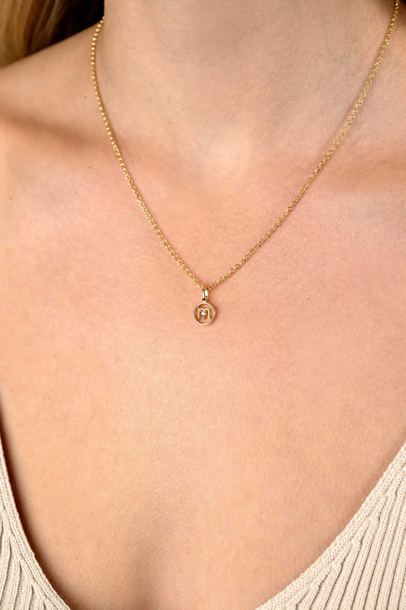 9mm ZINZI gold plated zilveren Schorpioen sterrenbeeldhanger bezet met witte zirconia ZIHY-SCH (zonder collier)