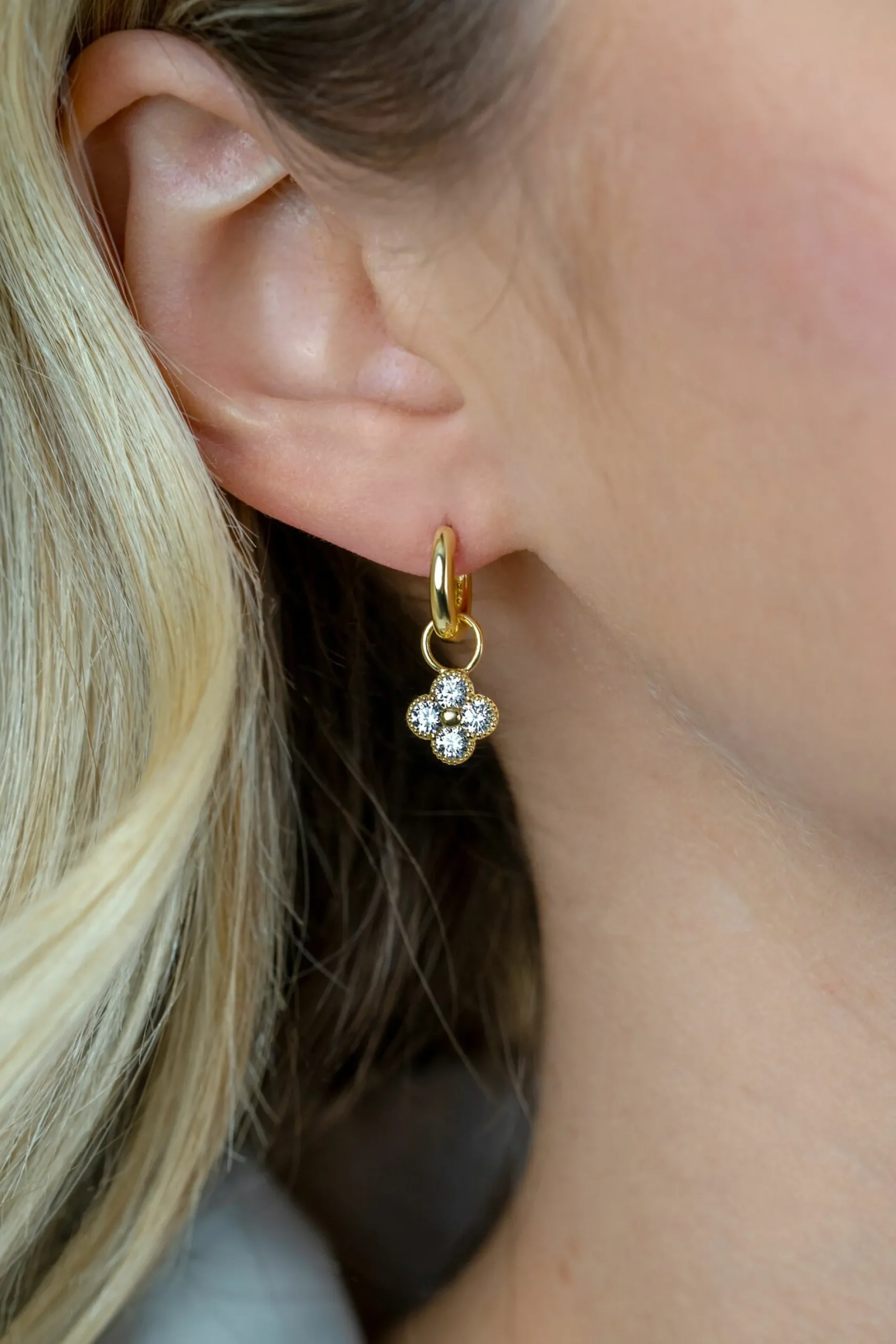 8mm ZINZI gold plated zilveren oorbedels klavertje ZICH2735Y (zonder oorringen)
