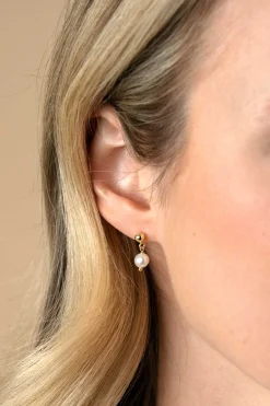 15mm ZINZI gold plated zilveren oorstekers met bungelend witte zoetwaterparel 6mm in organische vorm ZIO2643