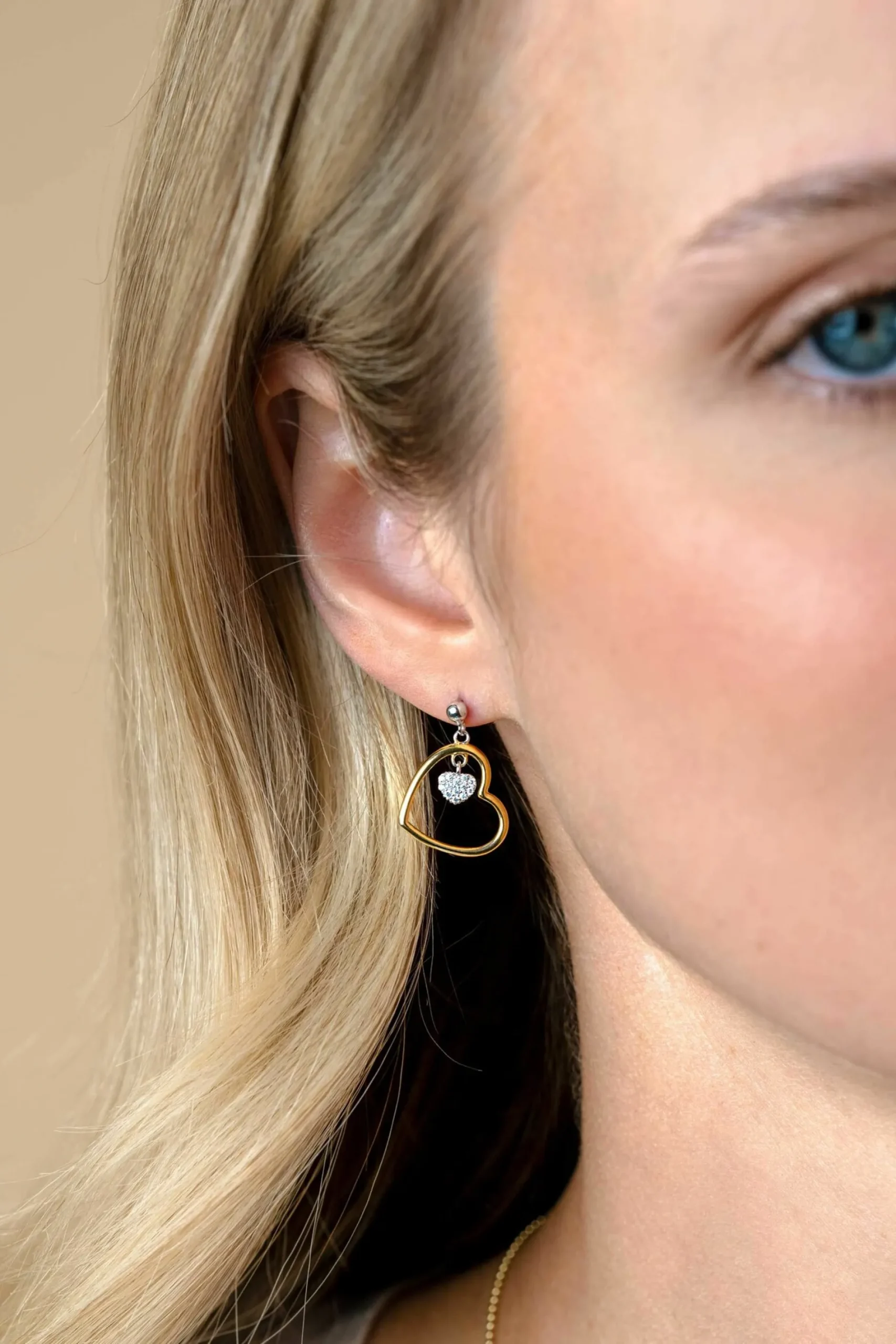20mm ZINZI gold plated zilveren oorstekers open hart 15mm en bungelend hartje bezet met witte zirconia's ZIO2621