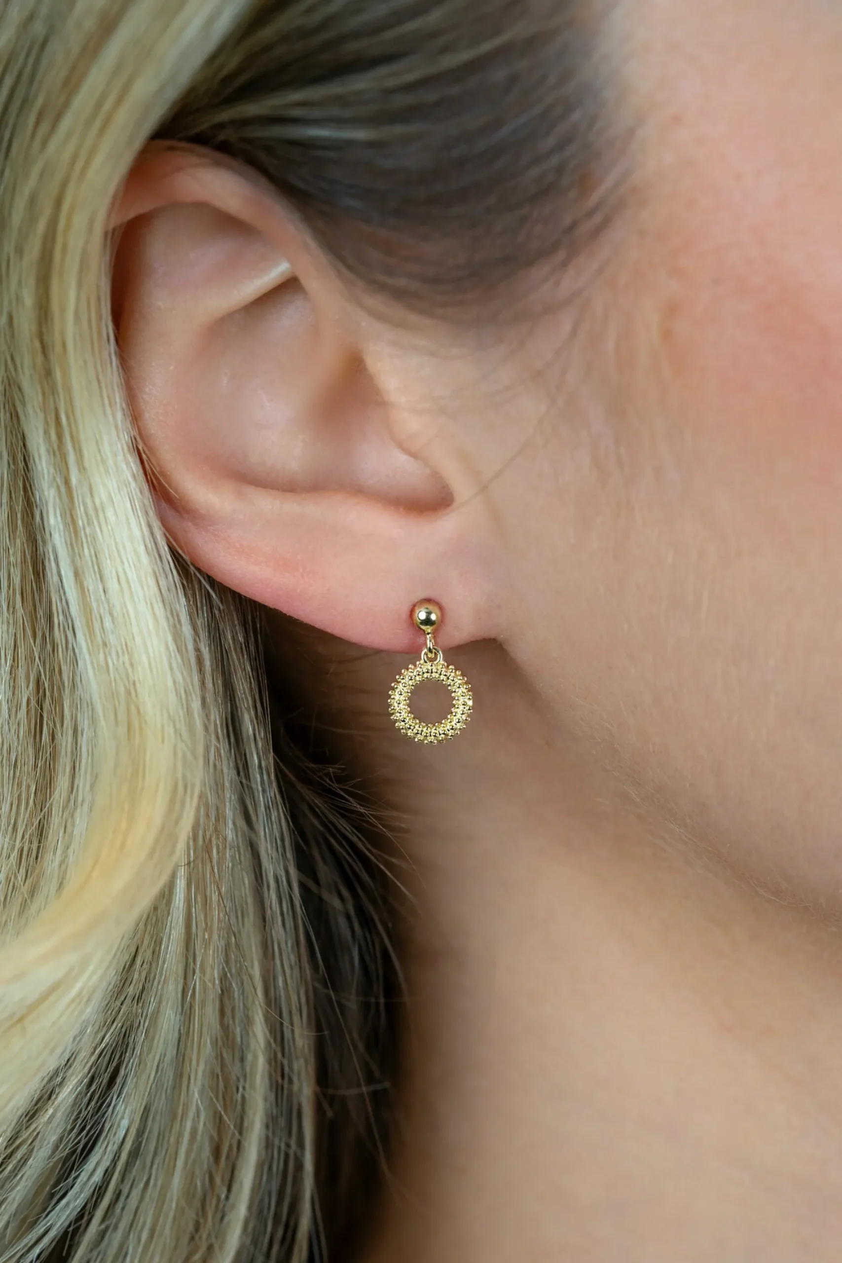 14mm ZINZI gold plated zilveren oorstekers met open rondje van 8,5mm voorzien van een bolstructuur ZIO2704G