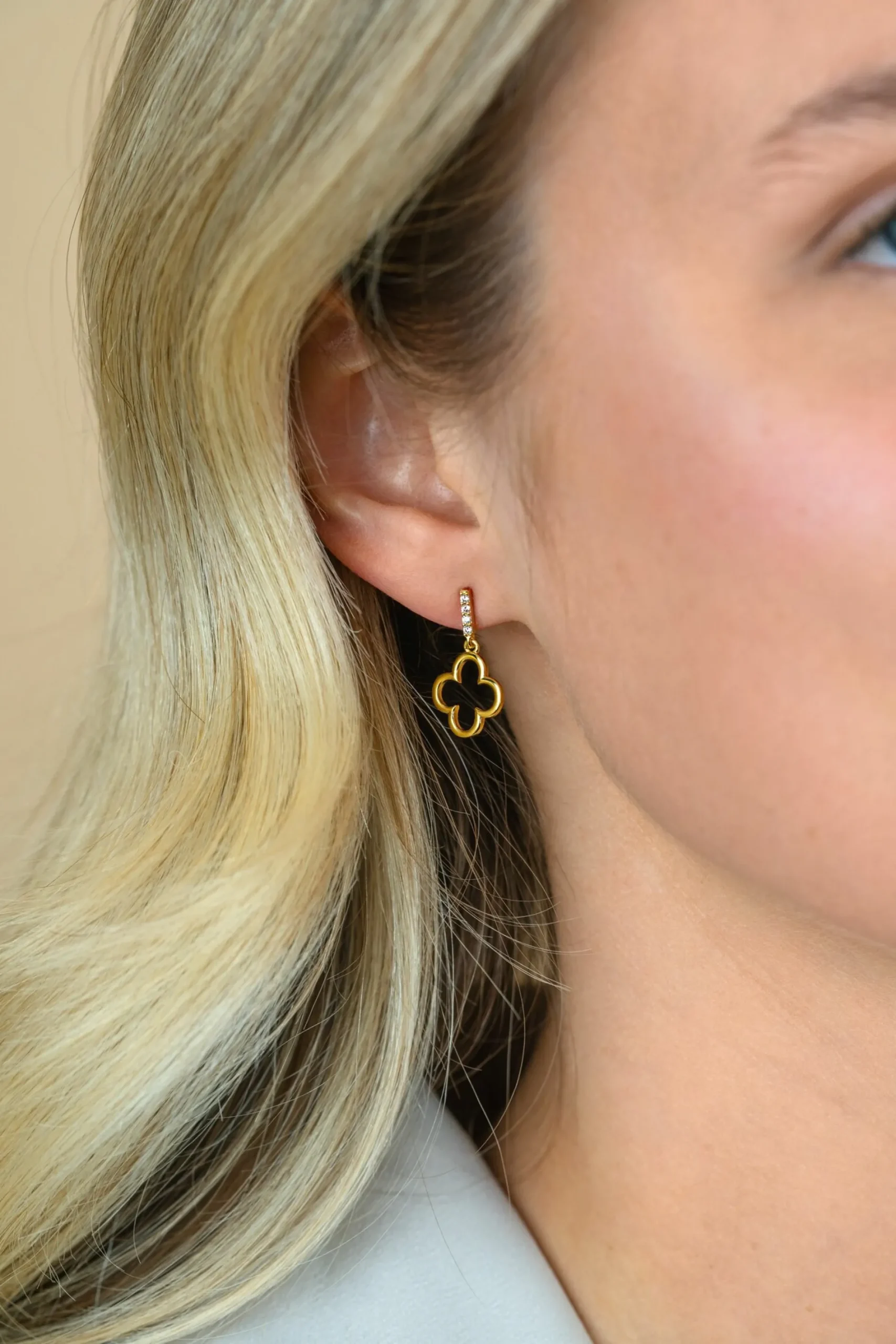 20mm ZINZI gold plated zilveren oorstekers open klaver ZIO2743
