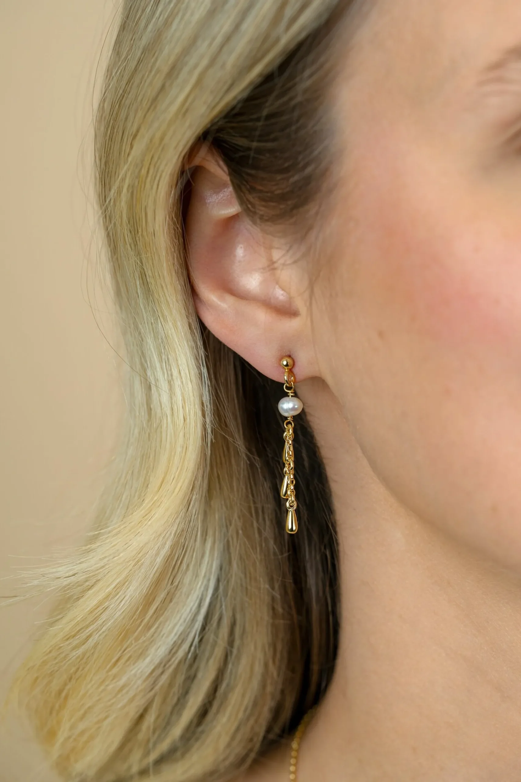 37mm ZINZI gold plated zilveren oorstekers met druppels en witte zoetwaterparels ZIO2753