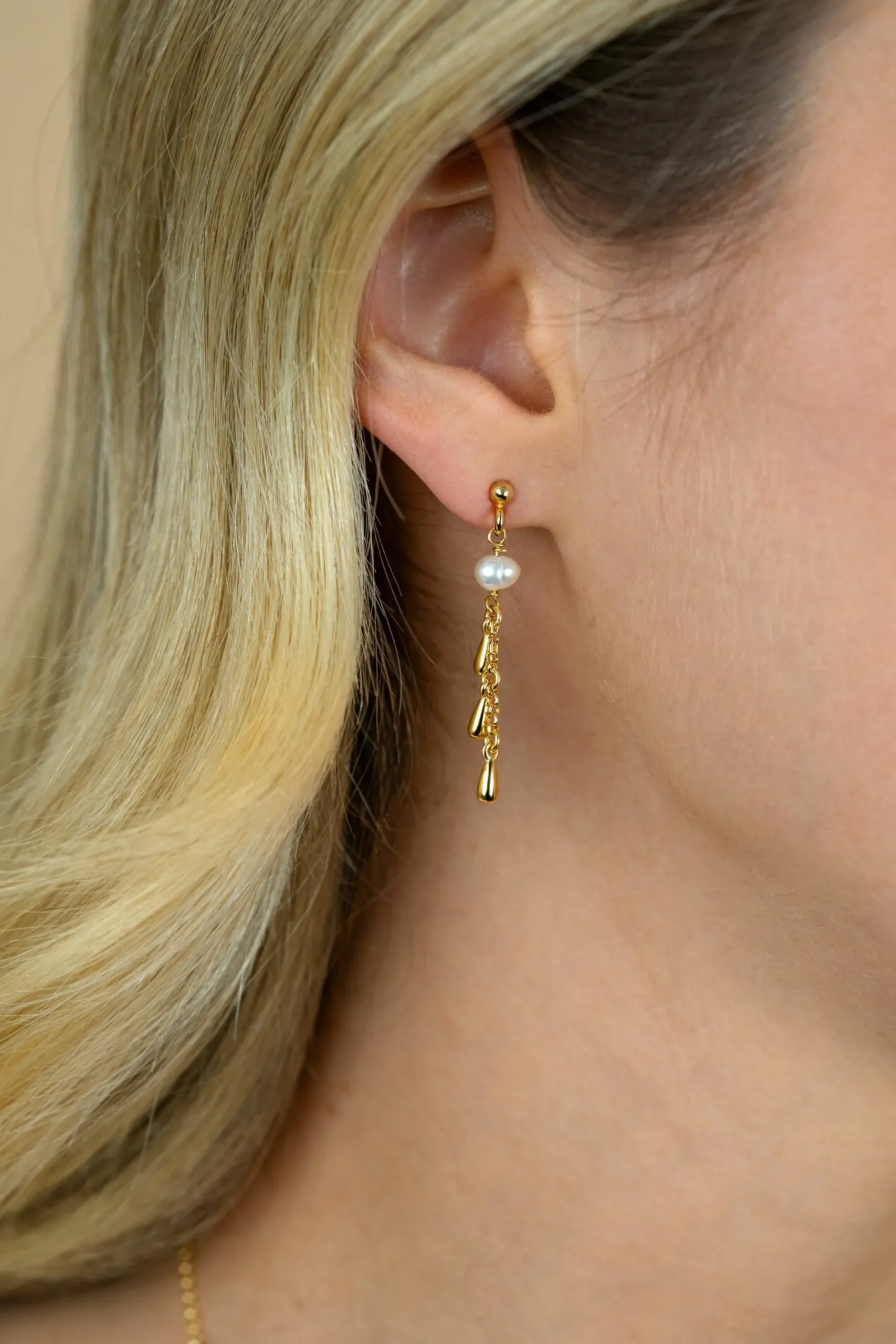 37mm ZINZI gold plated zilveren oorstekers met druppels en witte zoetwaterparels ZIO2753