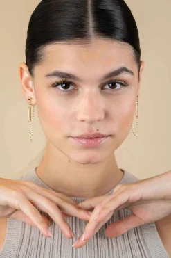 60mm ZINZI gold plated zilveren oorstekers met paperclip ketting en open ovale vorm bezet met witte zirconia's ZIO2538