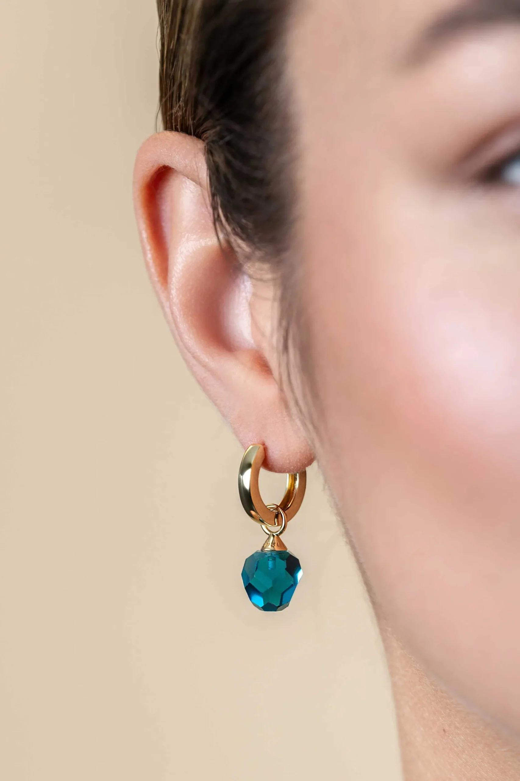 10mm ZINZI gold plated zilveren oorbedels blauwe bead 10mm ZICH266BG (zonder oorringen)