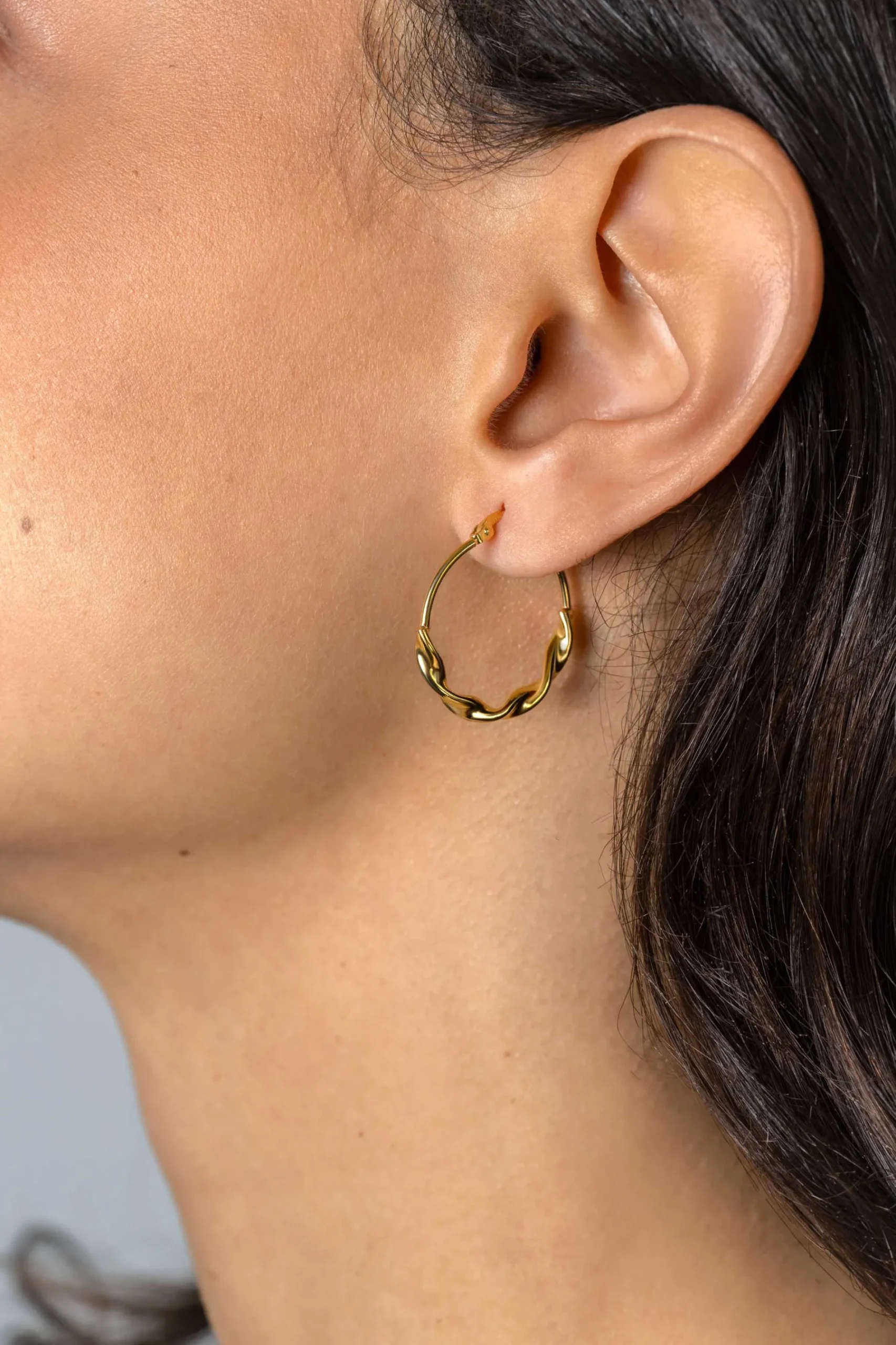 27mm ZINZI gold plated zilveren oorringen met een trendy combinatie van een gladde en gedraaide buis 27x3mm ZIO2482G