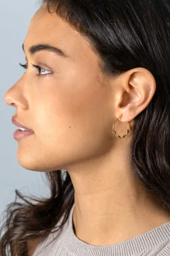 27mm ZINZI gold plated zilveren oorringen met een trendy combinatie van een gladde en gedraaide buis 27x3mm ZIO2482G