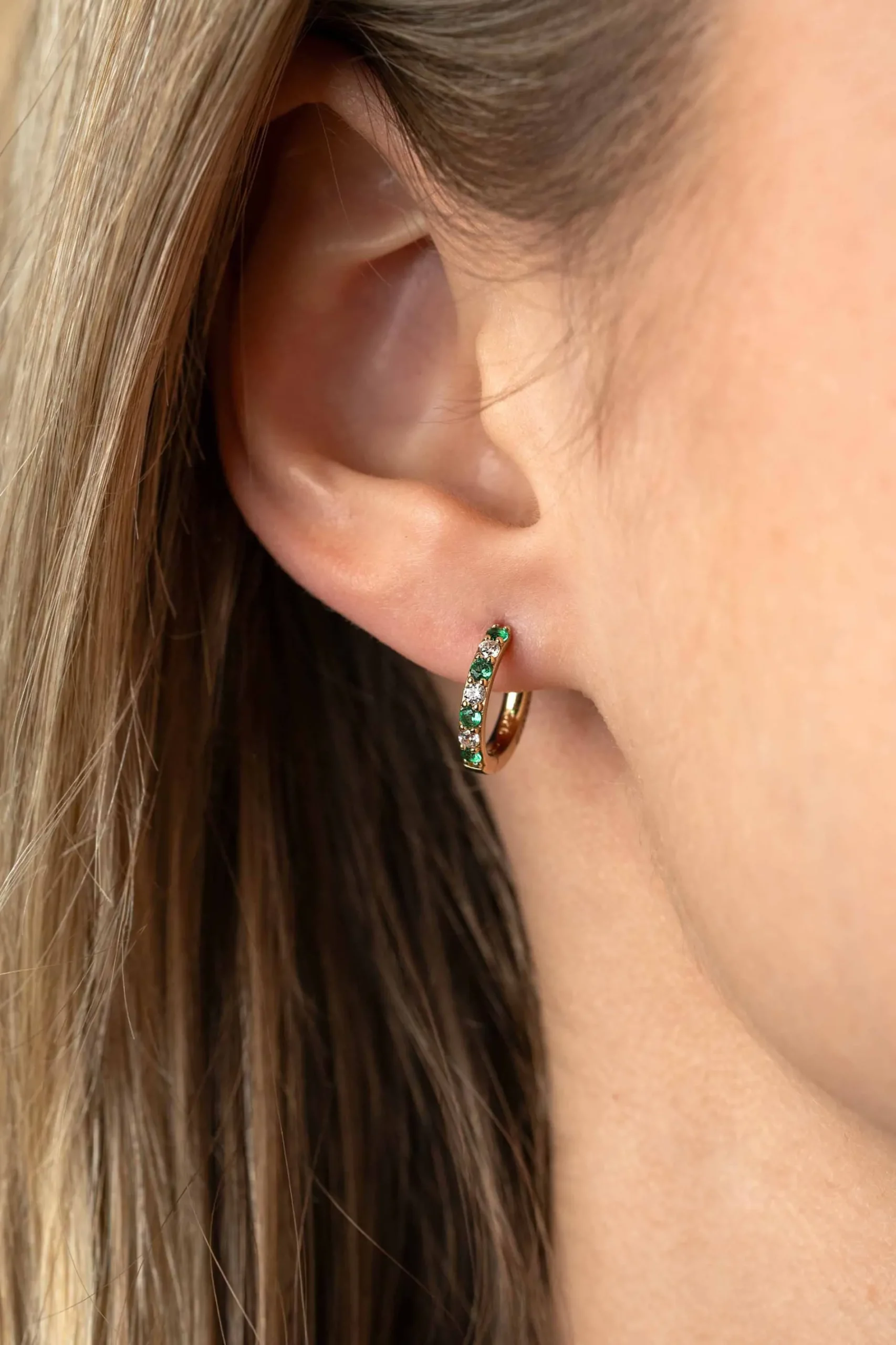 12mm ZINZI gold plated zilveren oorringen bezet met ronde witte zirconia's en diepgroene kleurstenen 2mm buisdikte met luxe klapsluiting ZIO2557