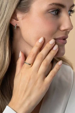 12mm ZINZI gold plated zilveren oorringen bezet met ronde witte zirconia's en diepgroene kleurstenen 2mm buisdikte met luxe klapsluiting ZIO2557