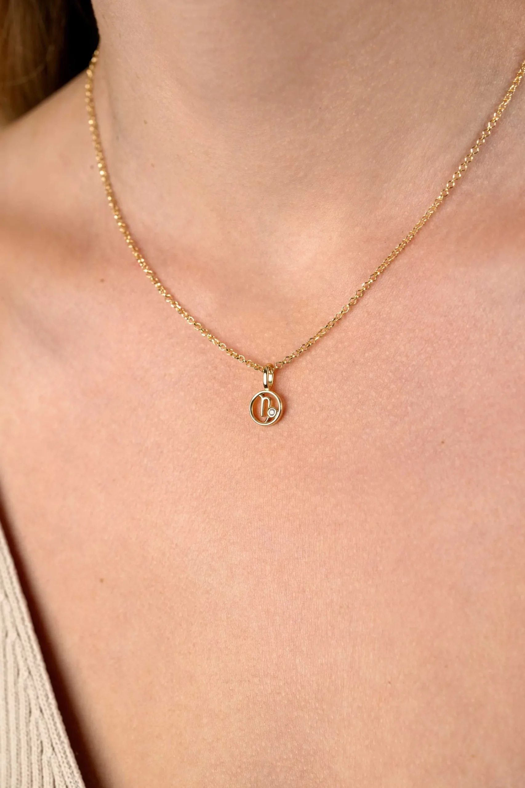 9mm ZINZI gold plated zilveren Steenbok sterrenbeeldhanger bezet met witte zirconia ZIHY-STE (zonder collier)