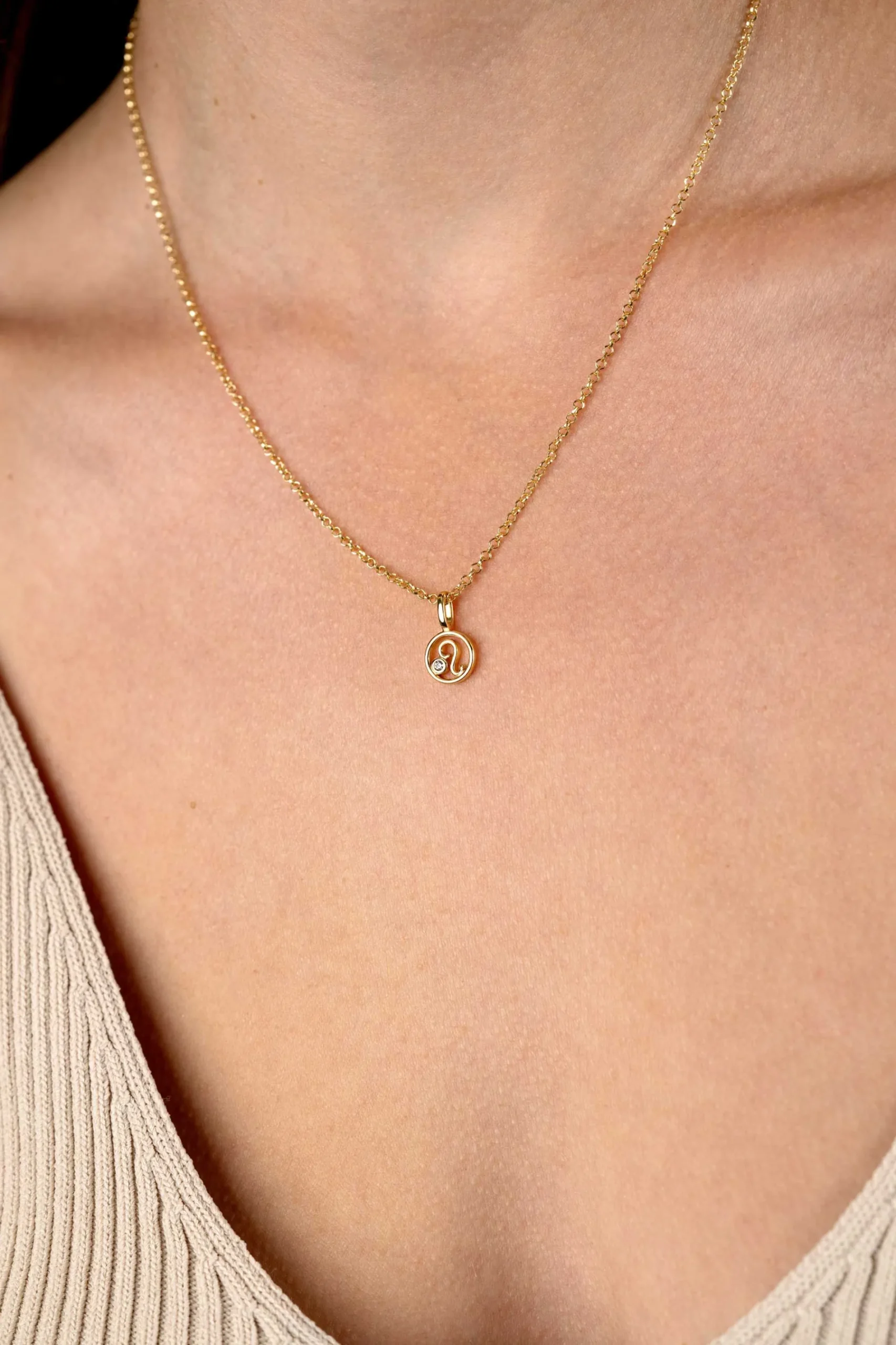 9mm ZINZI gold plated zilveren Leeuw sterrenbeeldhanger bezet met witte zirconia ZIHY-LEE (zonder collier)
