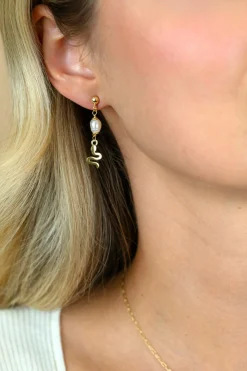 35mm ZINZI gold plated zilveren oorstekers met slang en witte zoetwaterparel ZIO2761