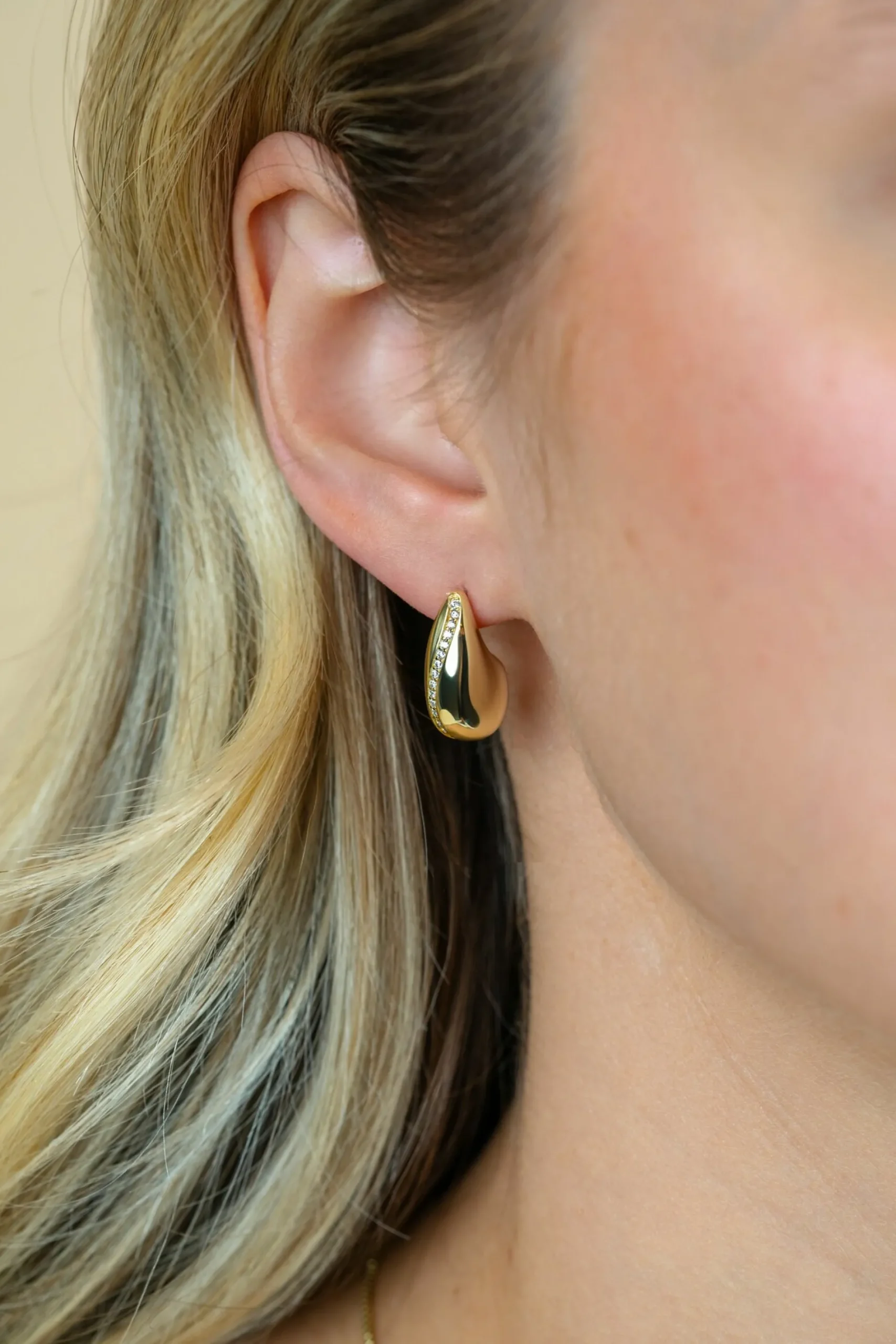 17mm ZINZI gold plated zilveren oorstekers in druppelvorm met golvende rij witte zirkonia's ZIO2707Y