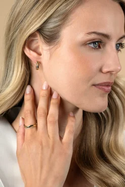 15mm ZINZI gold plated zilveren oorringen organisch gevormd met twee golvende banen, waarvan één bezet met witte zirconia's, met luxe klapsluiting ZIO2629Y