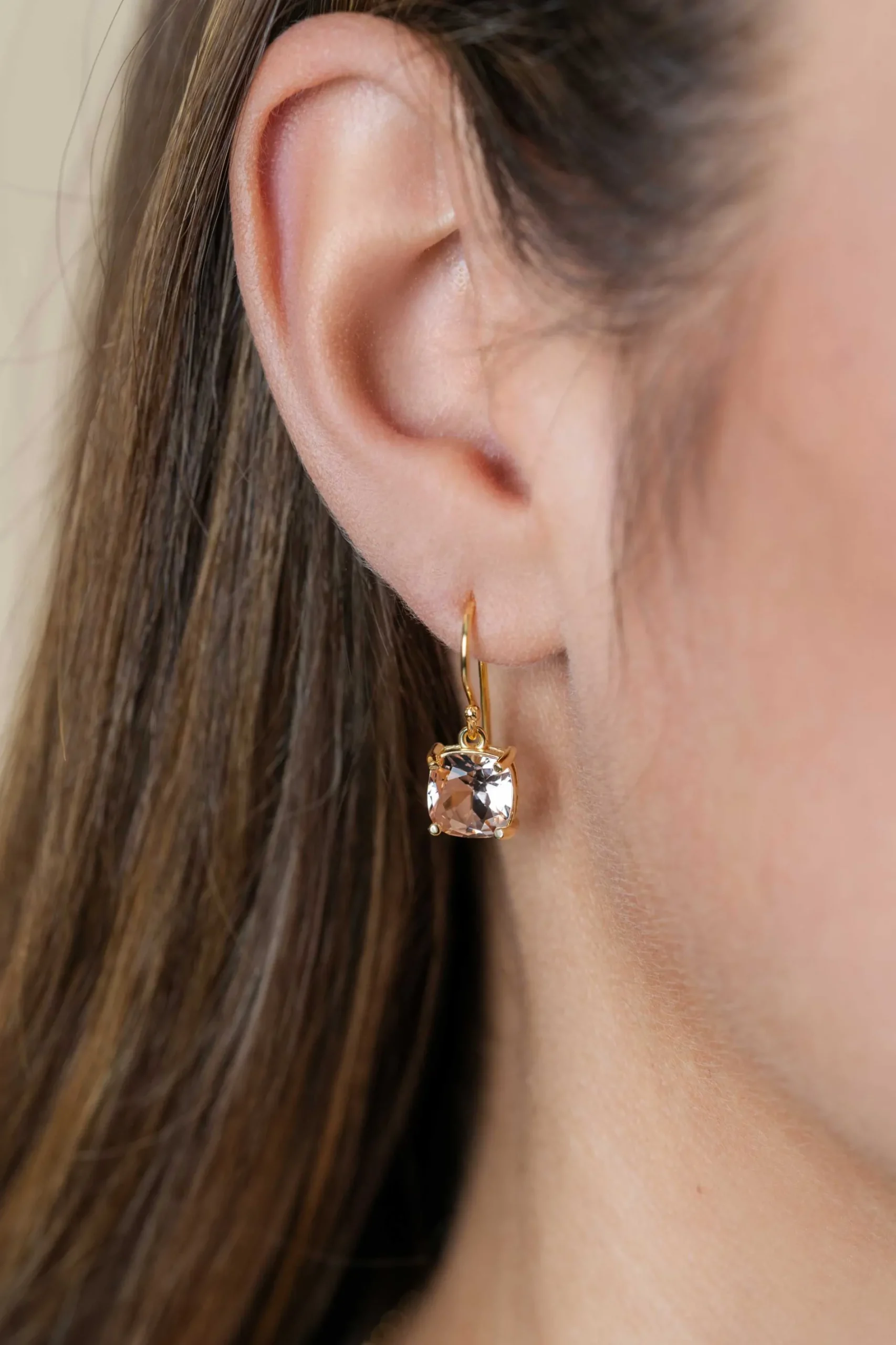 24mm ZINZI gold plated zilveren oorhangers met trendy vierkante kleursteen in licht roze ZIO2579