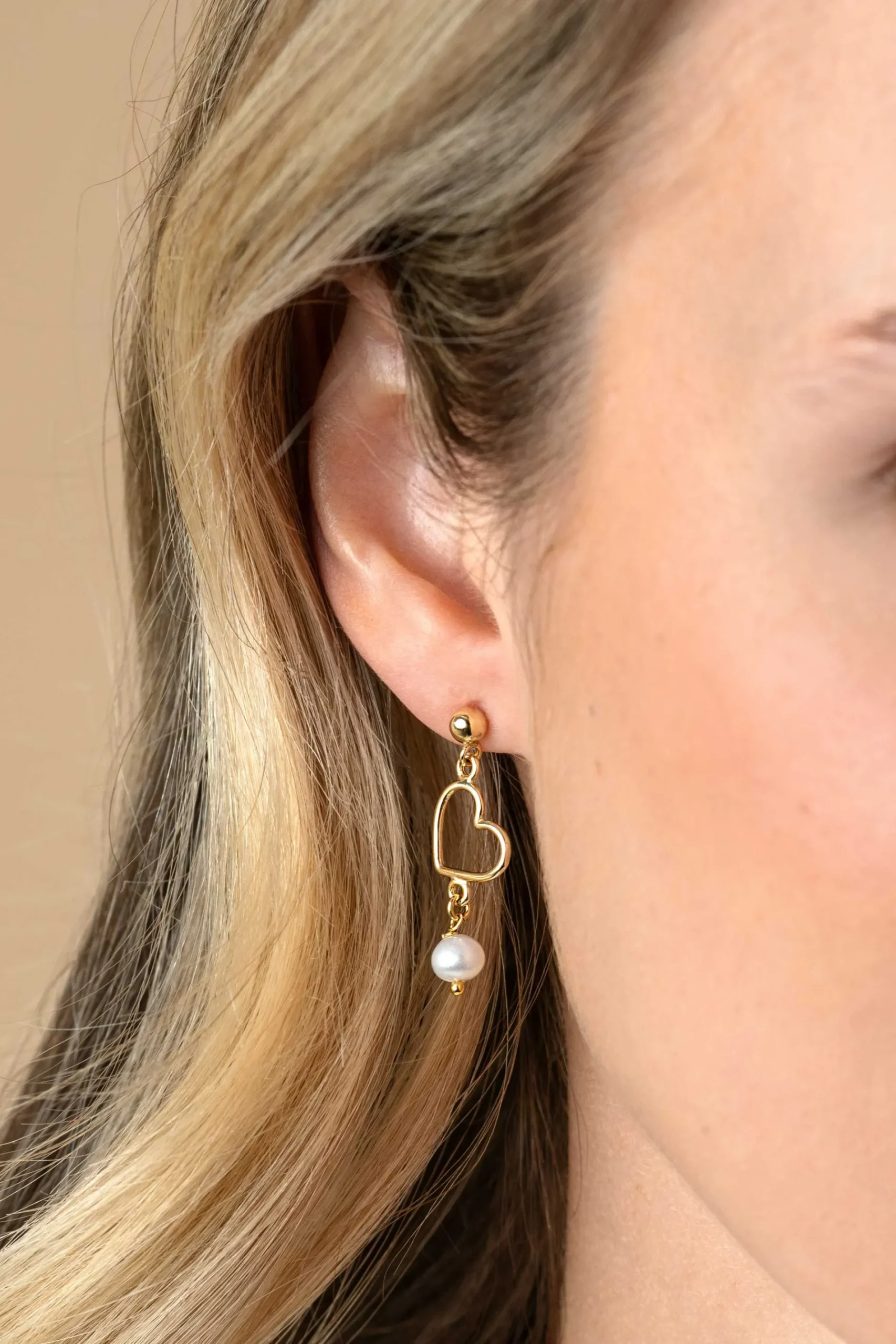 30mm ZINZI gold plated zilveren oorstekers met open hartje en bungelend witte zoetwaterparel ZIO2642