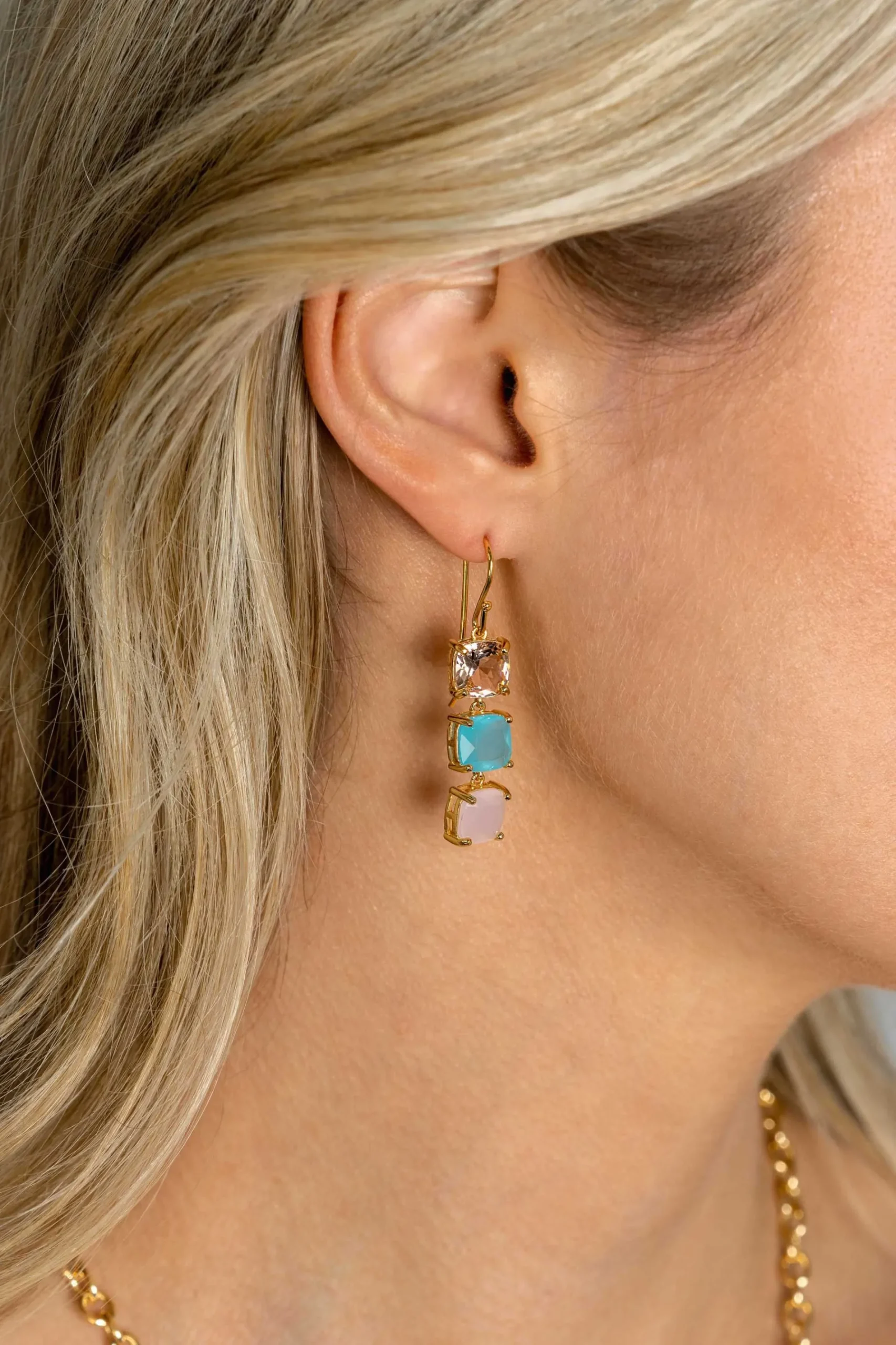 43mm ZINZI gold plated zilveren oorhangers met drie trendy vierkante kleurstenen in roze en turquoise ZIO2454