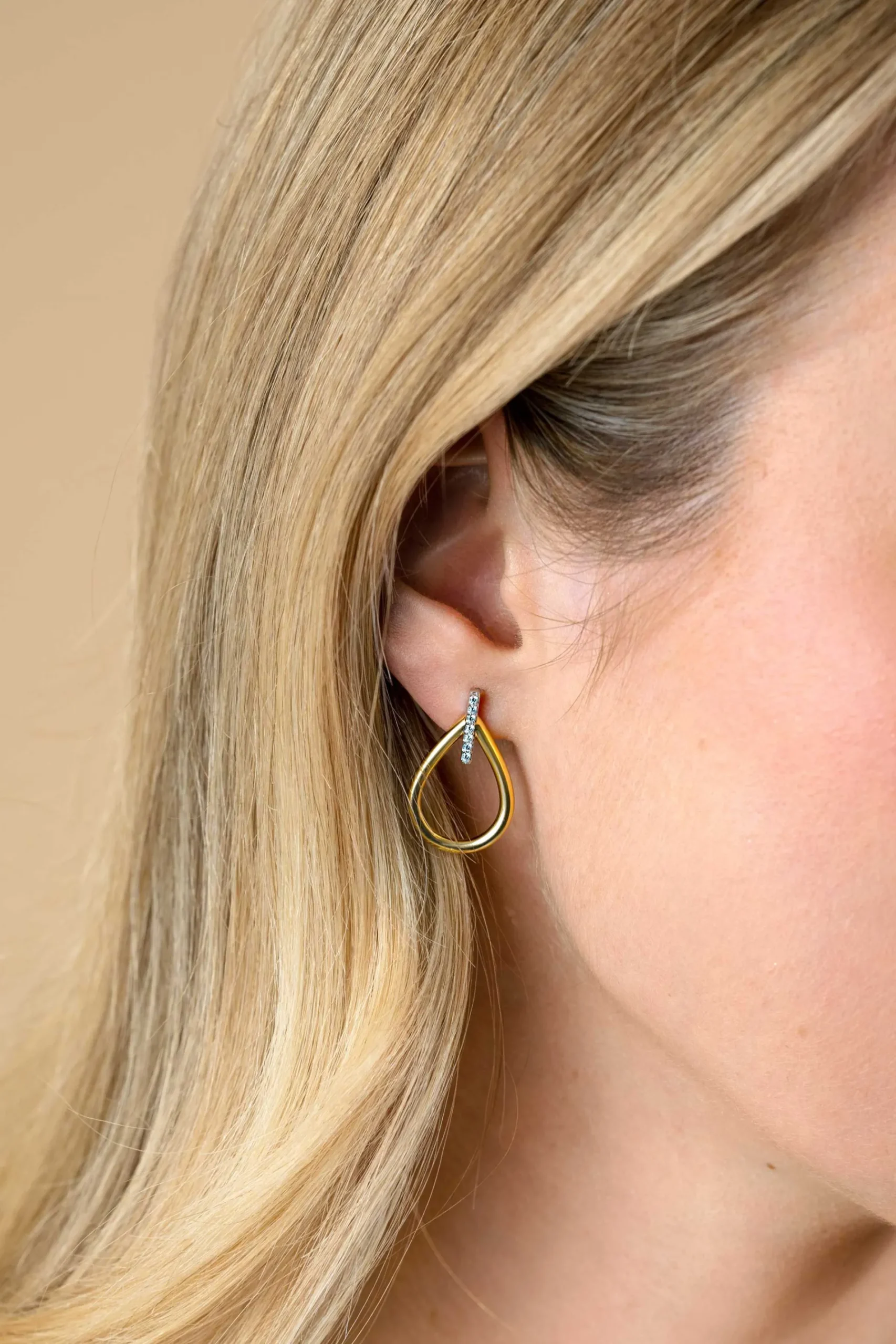 25mm ZINZI gold plated zilveren grote ovale oorstekers waarbij de top bezet is met witte zirconia's ZIO2619