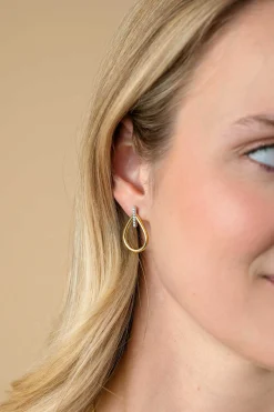 25mm ZINZI gold plated zilveren grote ovale oorstekers waarbij de top bezet is met witte zirconia's ZIO2619