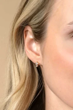 8mm ZINZI gold plated zilveren oorstekers met drie peervormige zettingen in aflopende grootte, bezet met witte zirconia's ZIO2631