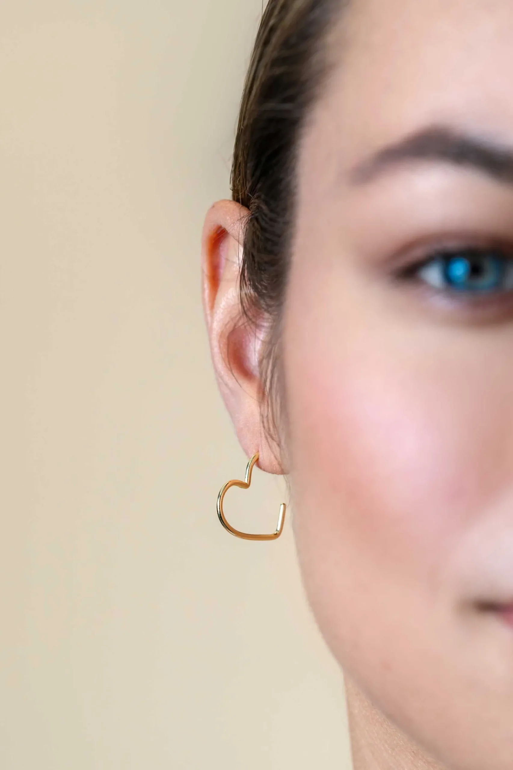 18mm ZINZI gold plated zilveren halve oorringen in hartvorm 1,4mm buisdikte met vlindersluiting ZIO2584G