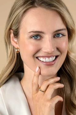 15,5mm ZINZI gold plated zilveren oorringen met ronde kastzetting en multilook uitstraling, bezet met witte zirconia's en luxe klapsluiting ZIO2625