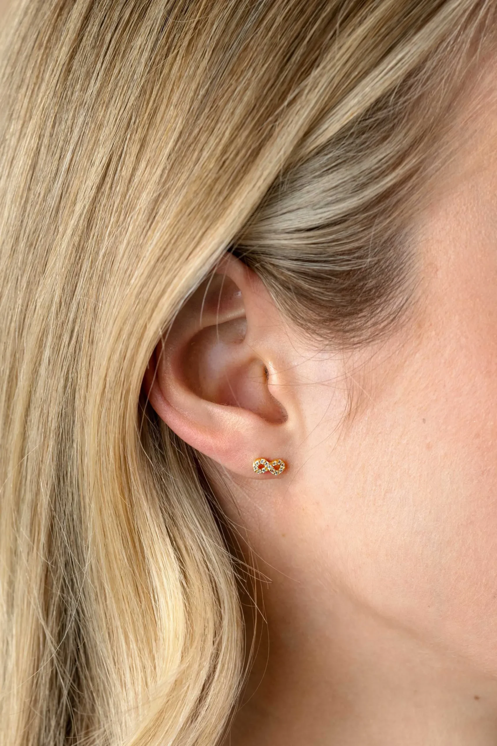 8mm ZINZI gold plated zilveren oorknoppen Infinity bezet met witte zirconia's ZIO2597Y