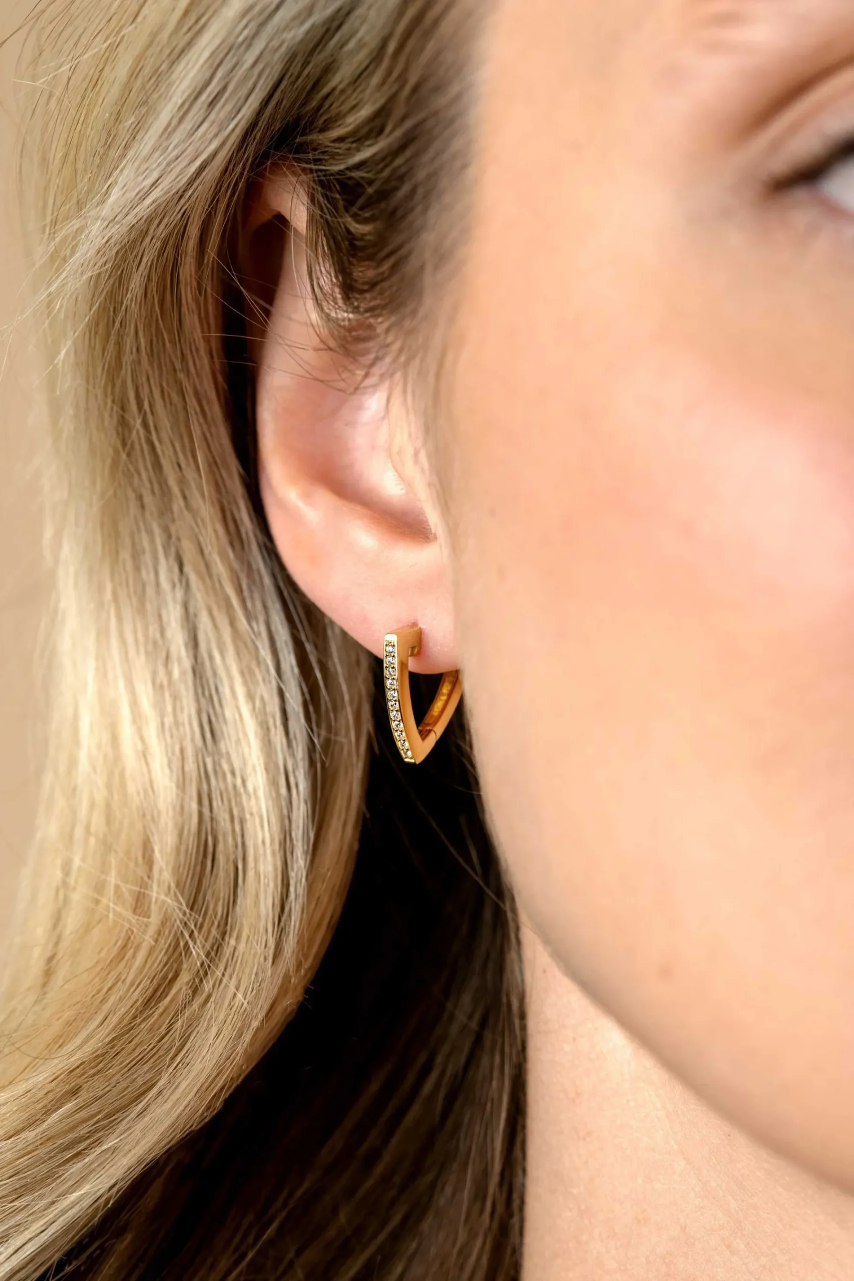 14mm ZINZI gold plated zilveren oorringen driehoeksvorm bezet met witte zirconia's ZIO2607