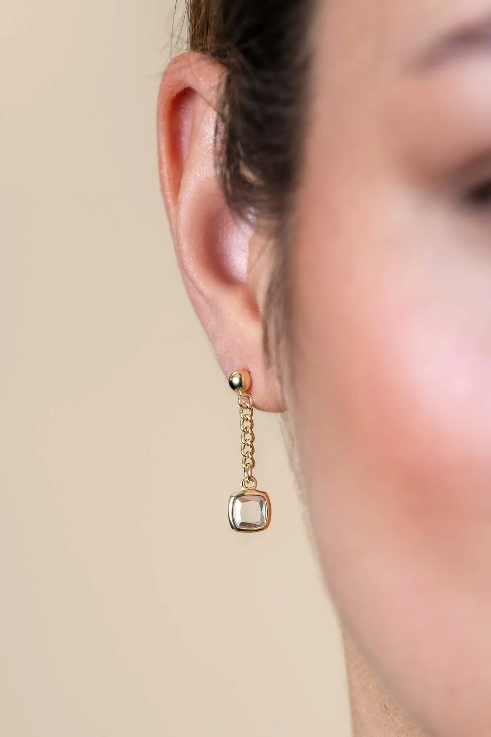 25mm ZINZI gold plated zilveren oorstekers met gourmet kettinkje en vierkante zetting bezet met witte zirconia ZIO2417Y