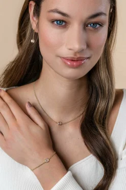 25mm ZINZI gold plated zilveren oorstekers met gourmet kettinkje en vierkante zetting bezet met witte zirconia ZIO2417Y