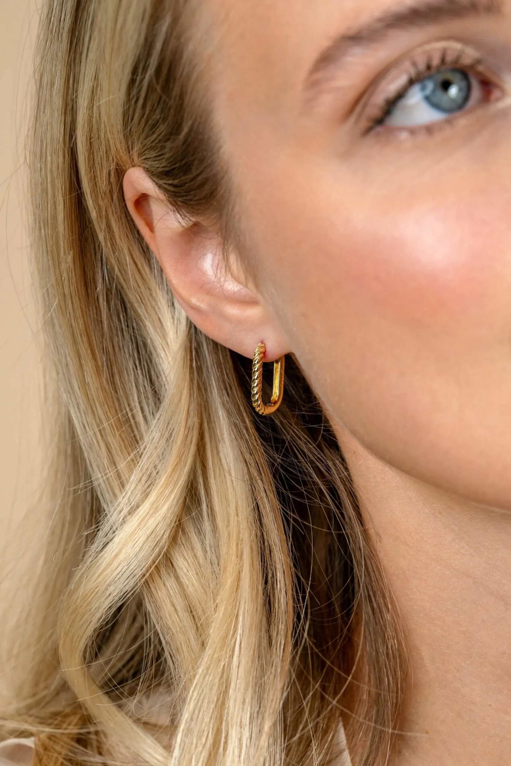 17mm ZINZI gold plated zilveren oorringen in ovale vorm met gedraaide buis en luxe klapsluiting ZIO2691G
