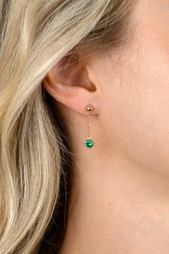26mm ZINZI gold plated zilveren oorstekers met kettinkje en een bungelende ronde groene kleursteen ZIO2660G