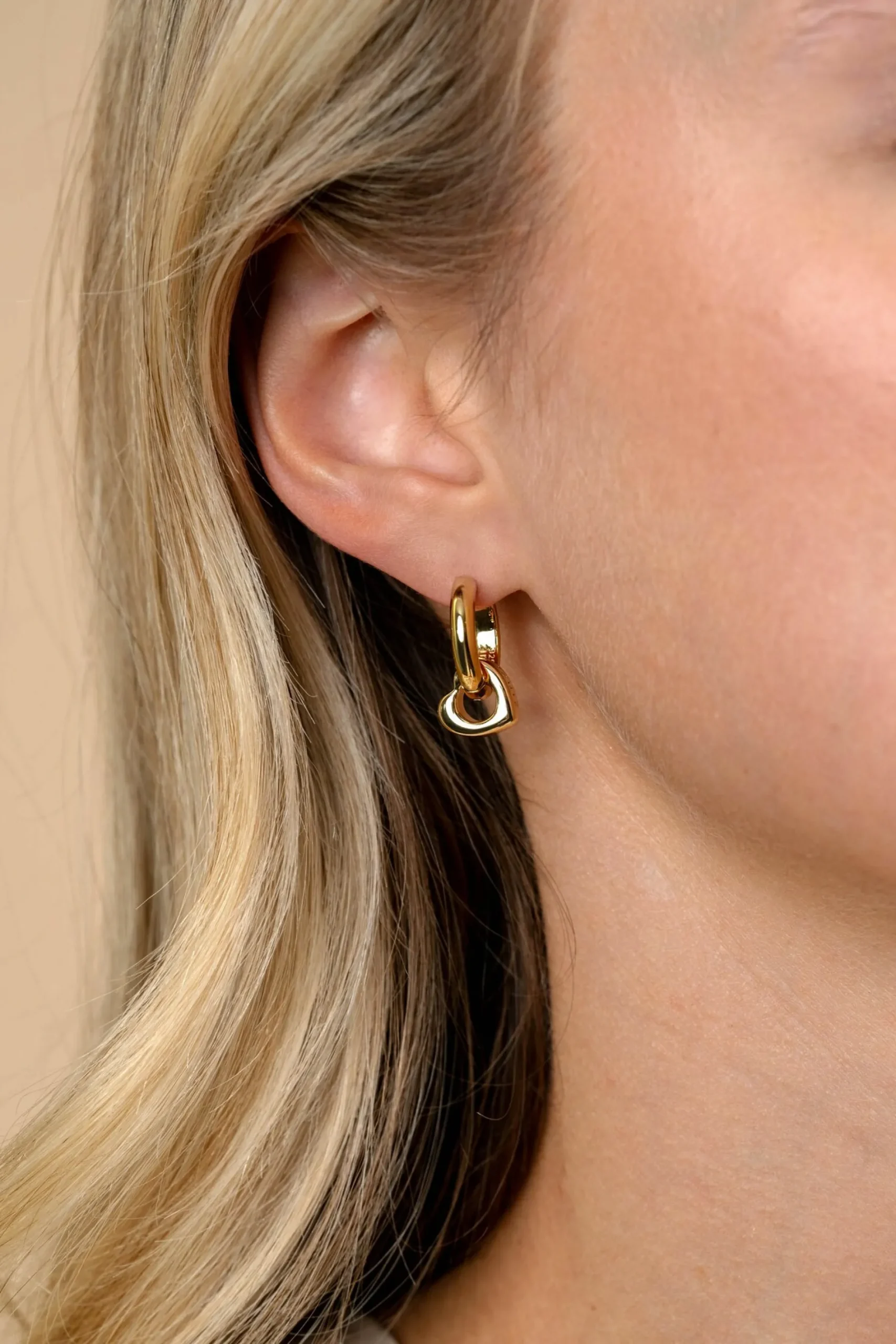10mm ZINZI gold plated zilveren oorbedels in hartvorm ZICH2695G (zonder oorringen)