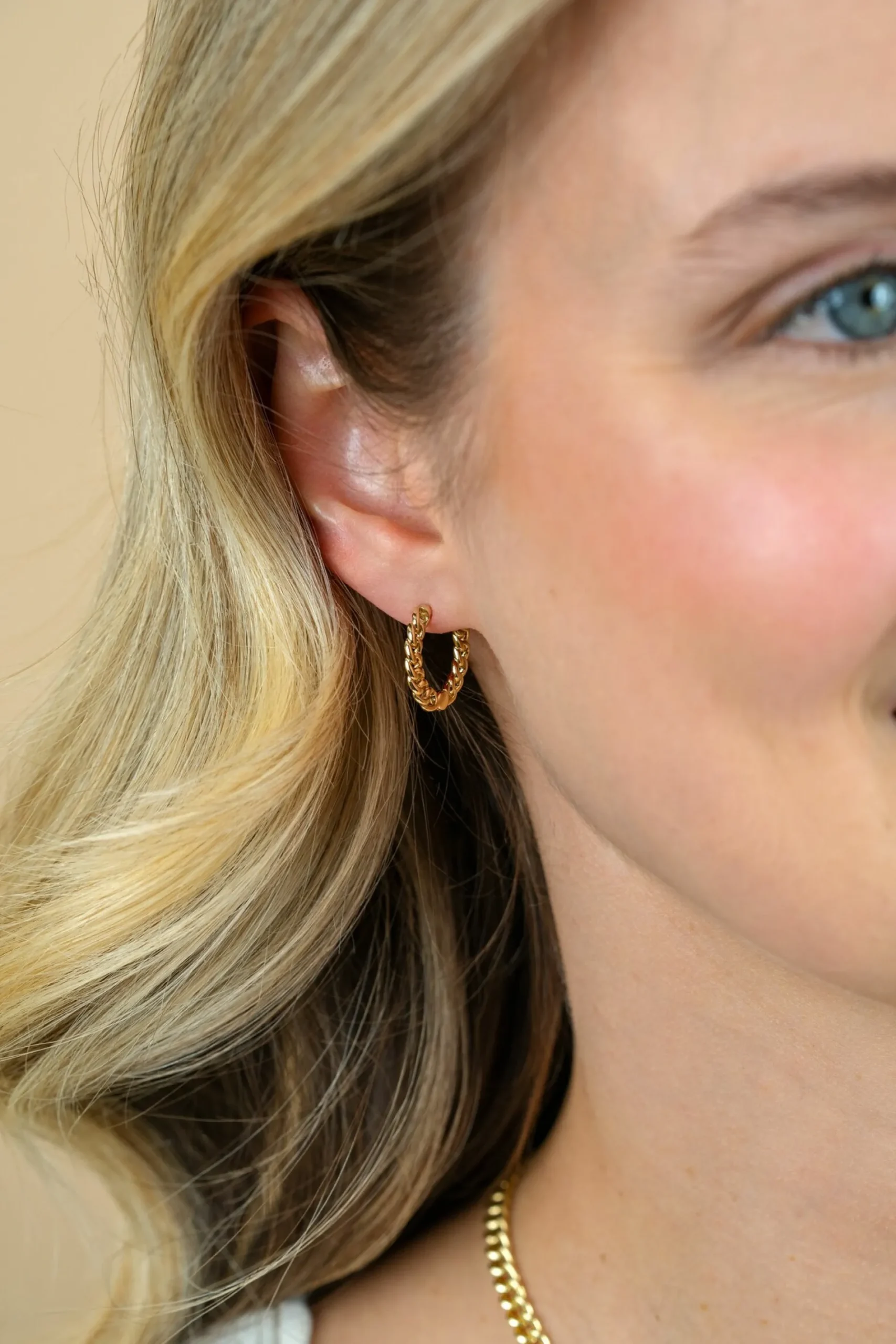 17mm ZINZI gold plated zilveren oorringen, vanaf zijkant gourmet schakel zichtbaar, 2mm breed, met luxe klapsluiting ZIO1414G